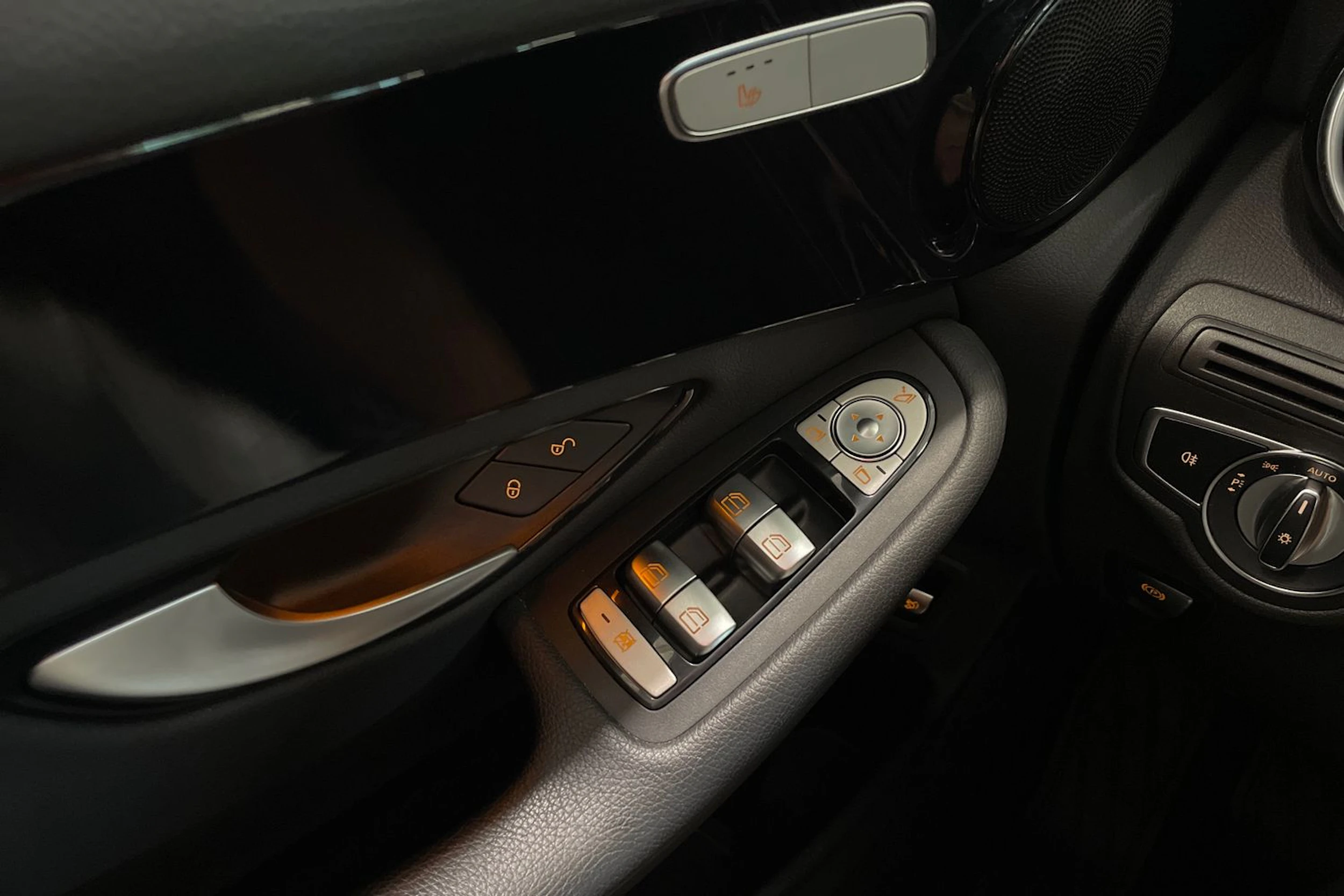 musta Mercedes-Benz GLC 2021 kuva 17.