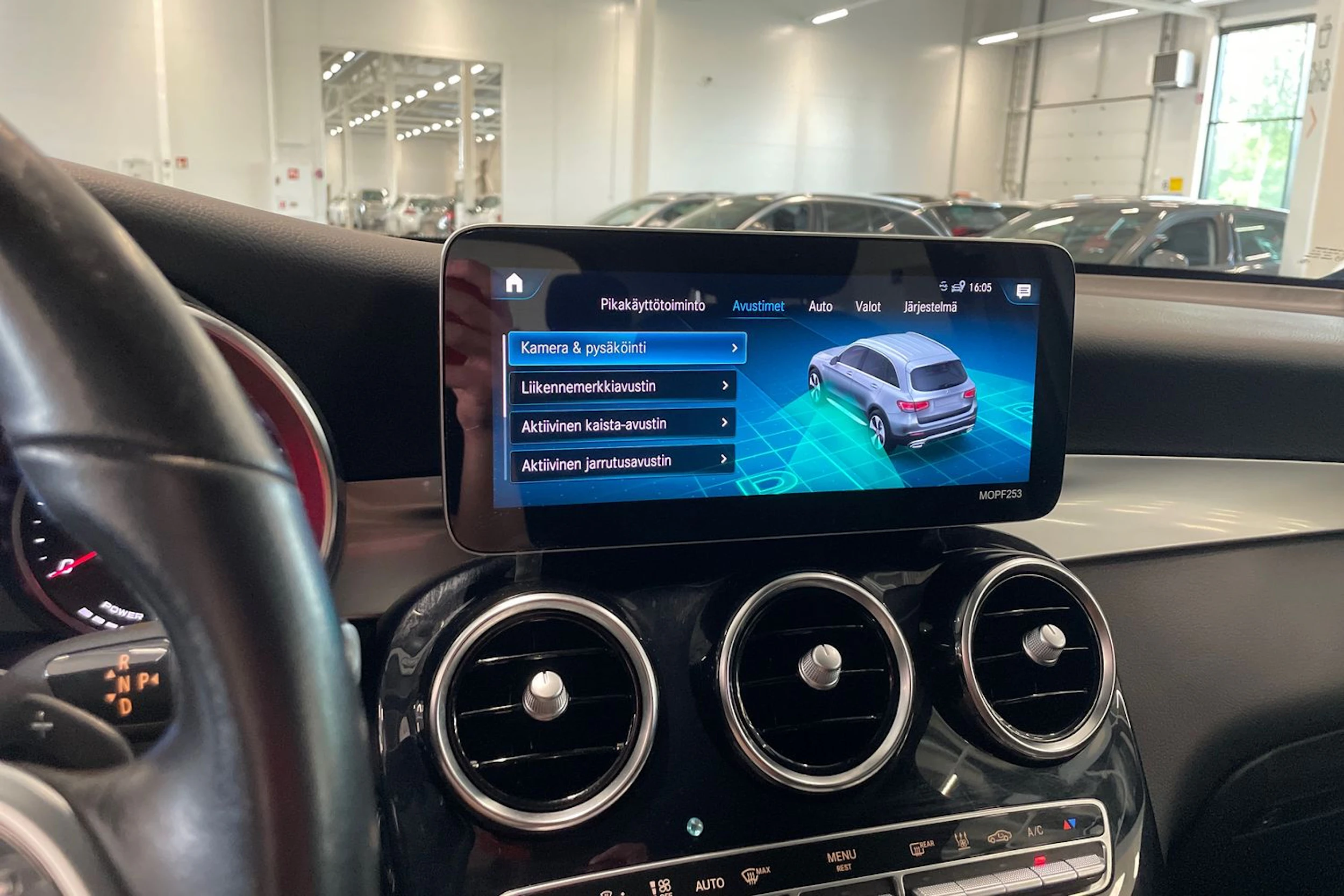 musta Mercedes-Benz GLC 2021 kuva 23.