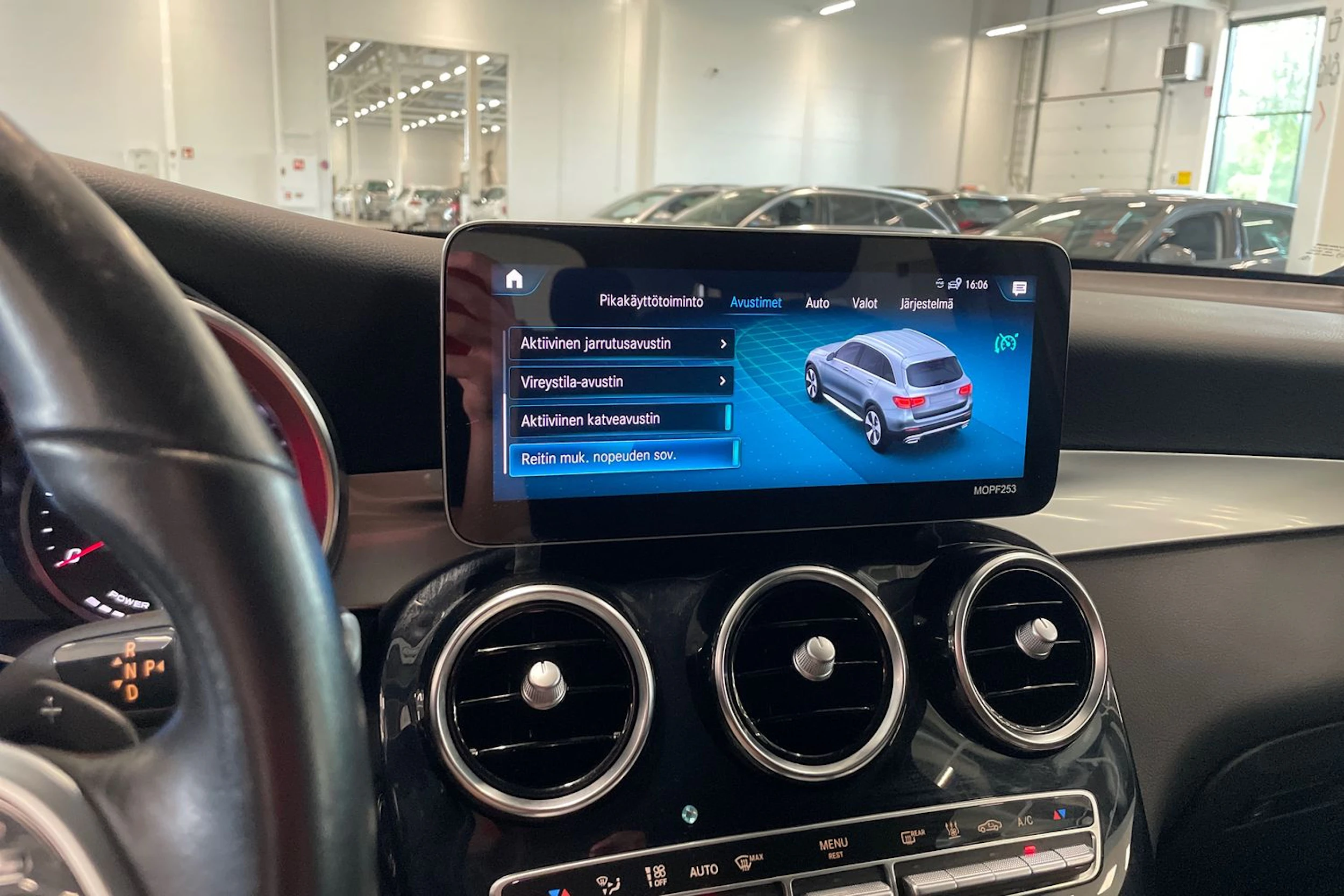 musta Mercedes-Benz GLC 2021 kuva 24.