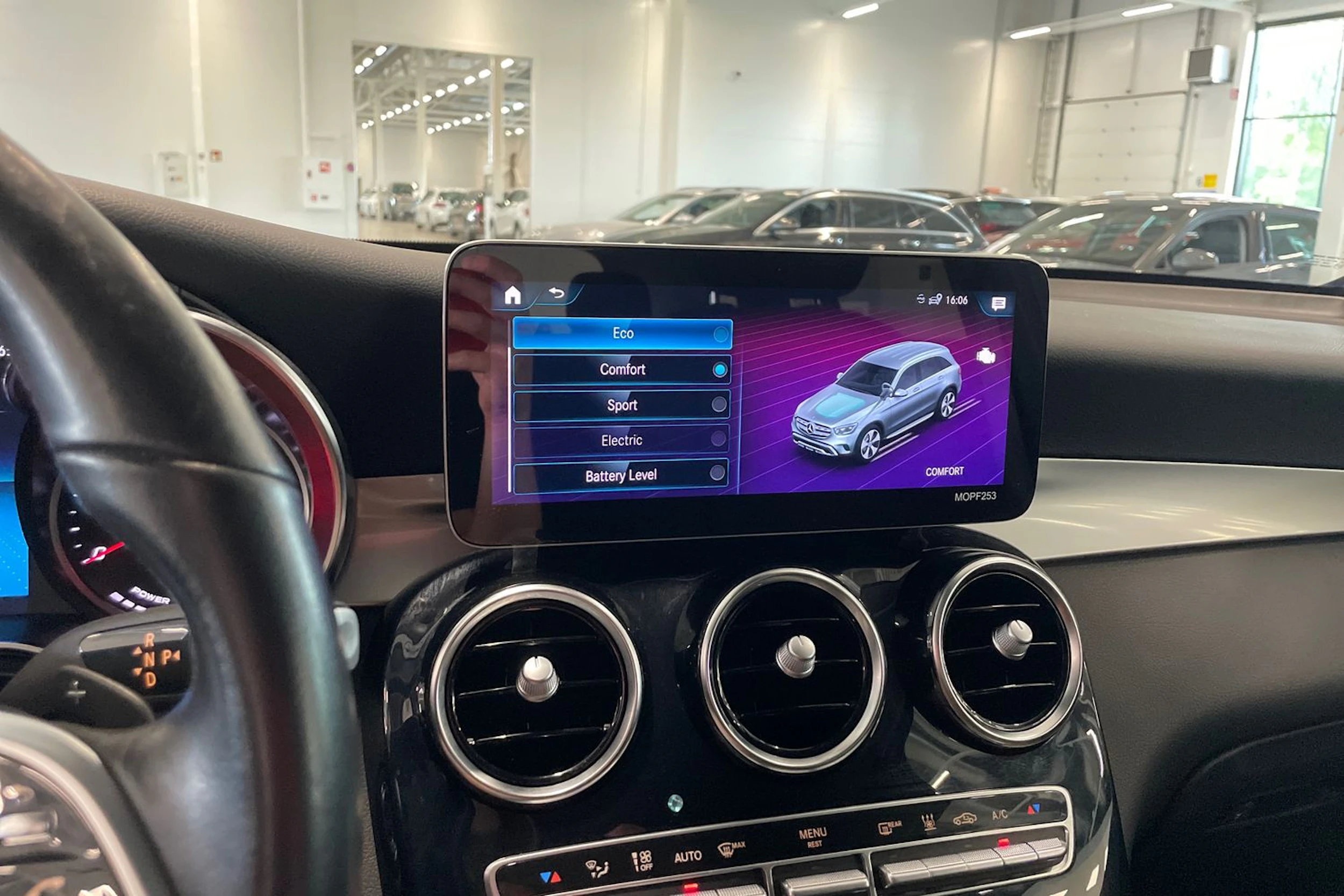 musta Mercedes-Benz GLC 2021 kuva 25.