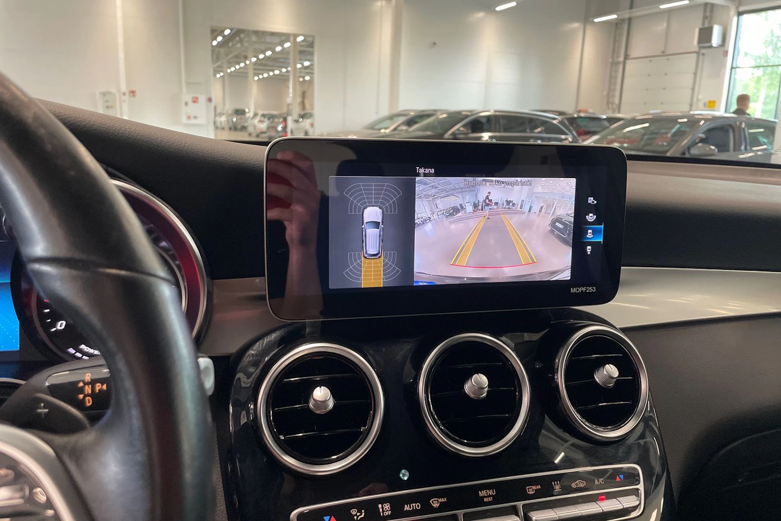 musta Mercedes-Benz GLC 2021 kuva 26.