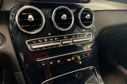 musta Mercedes-Benz GLC 2021 kuva 27.
