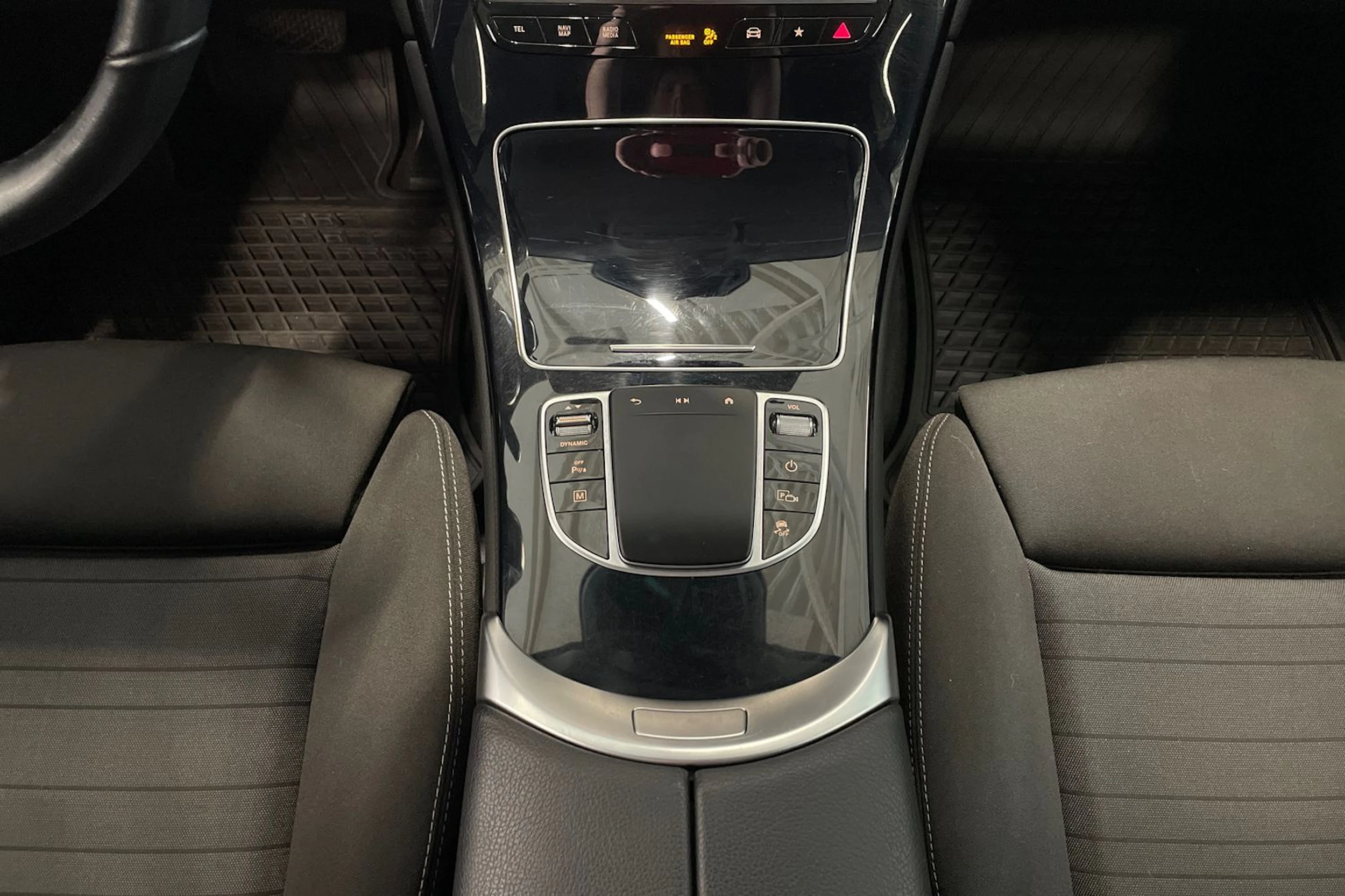 musta Mercedes-Benz GLC 2021 kuva 28.
