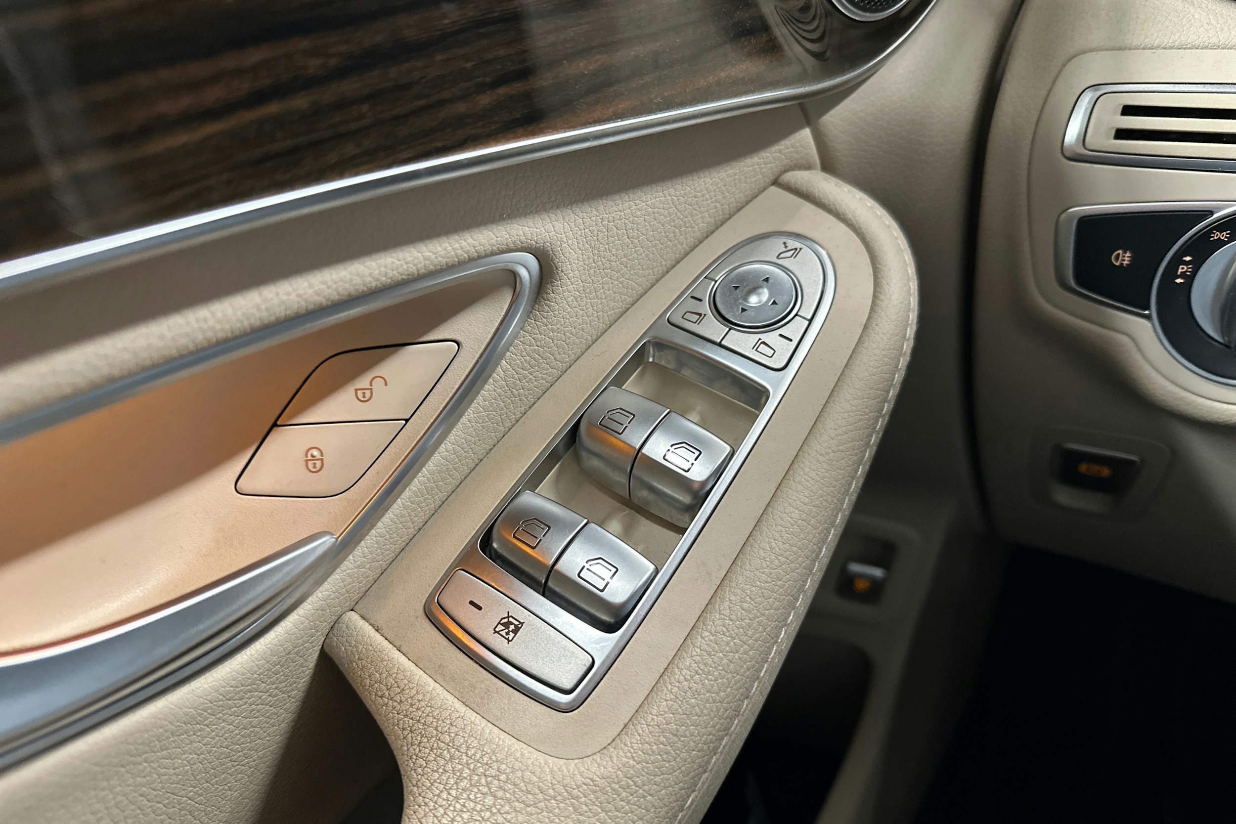 harmaa Mercedes-Benz GLC 2021 kuva 22.