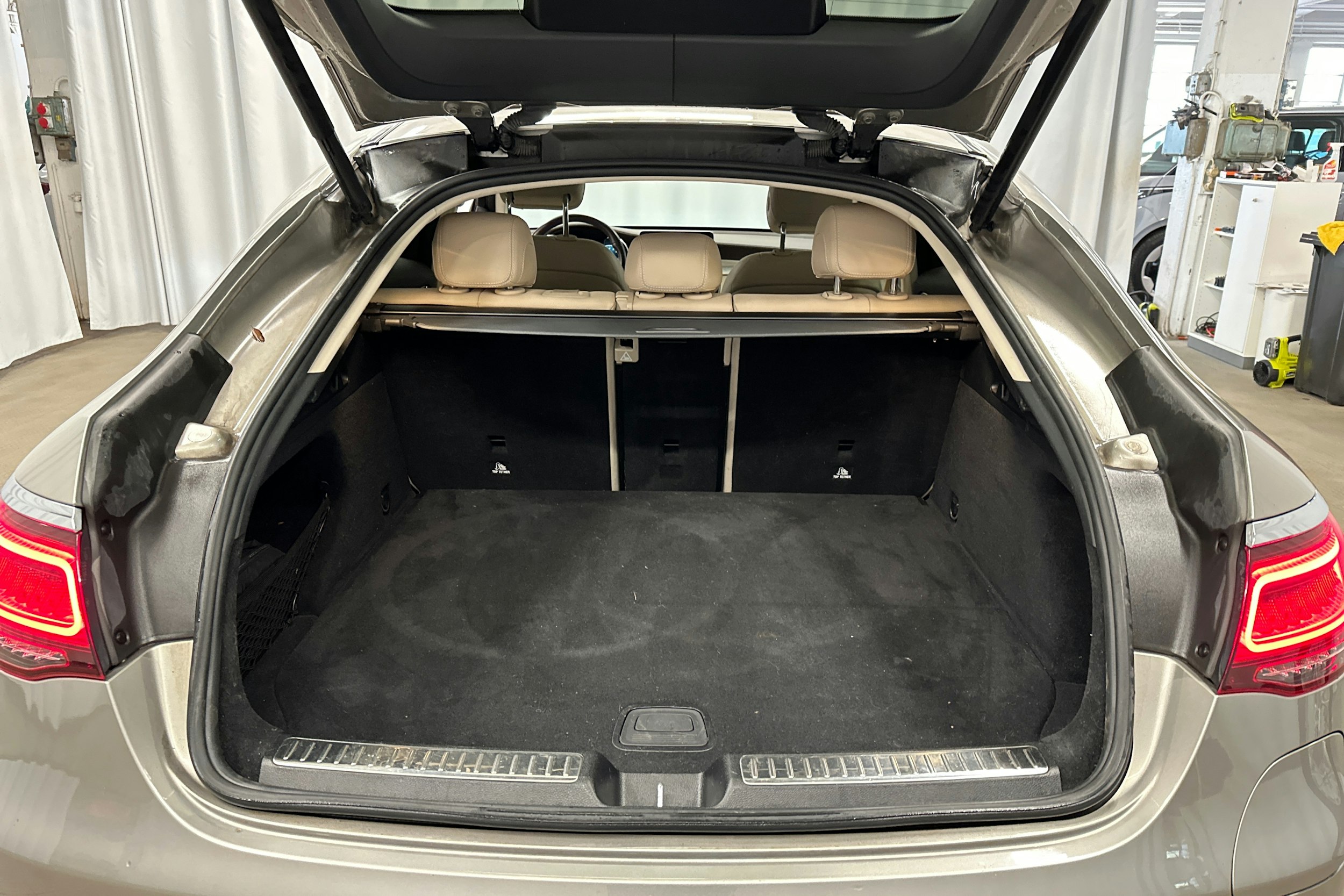 harmaa Mercedes-Benz GLC 2021 kuva 25.
