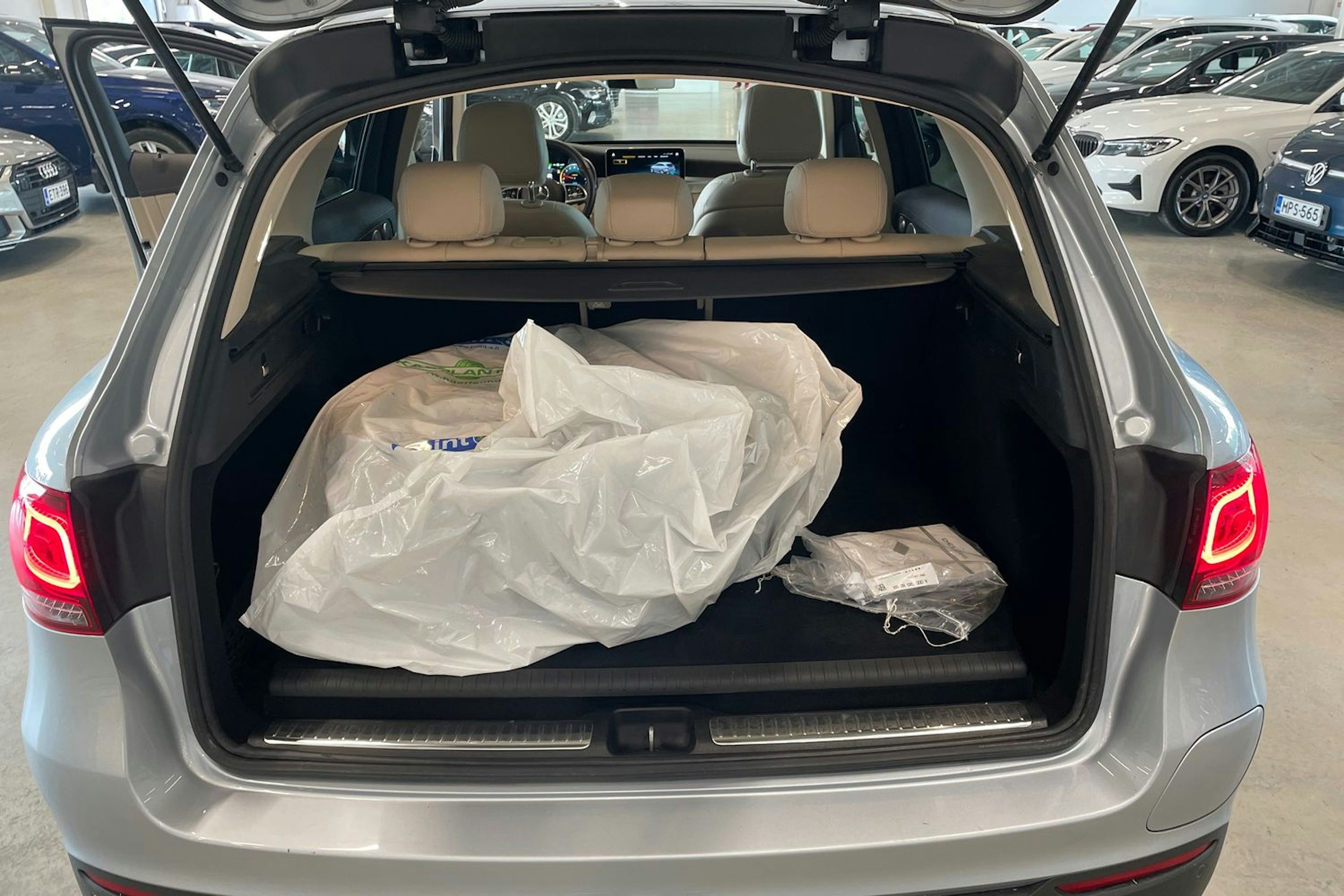 harmaa Mercedes-Benz GLC 2021 kuva 32.