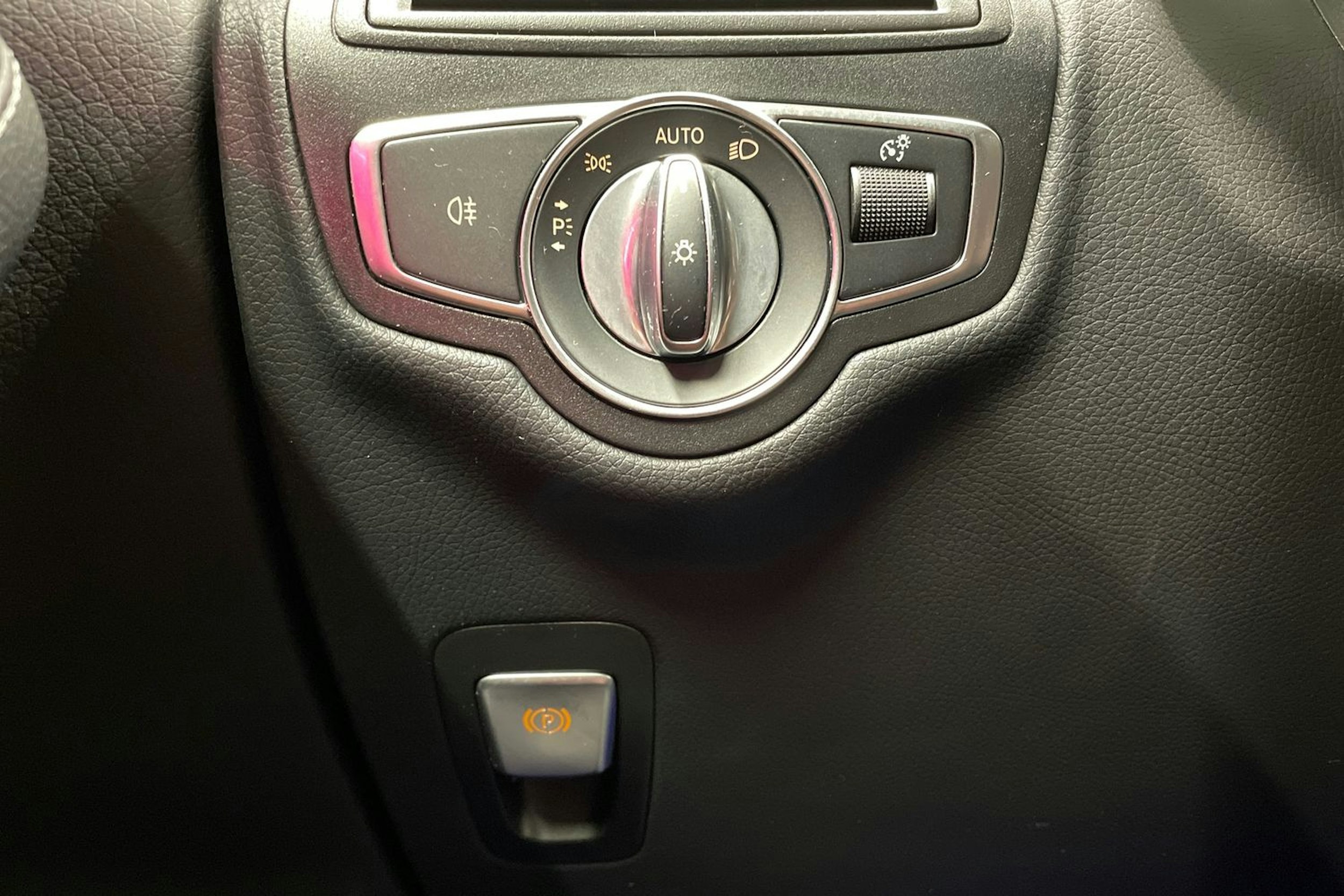 Musta Mercedes-Benz GLC 2021 kuva 26.