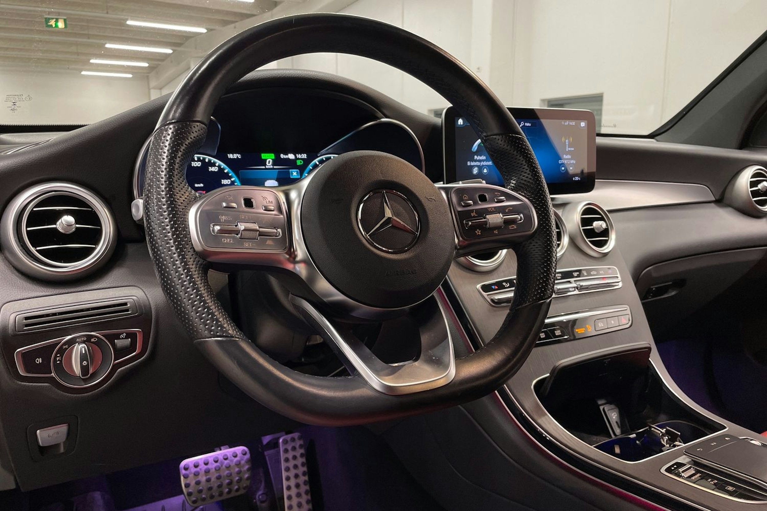 Musta Mercedes-Benz GLC 2021 kuva 32.