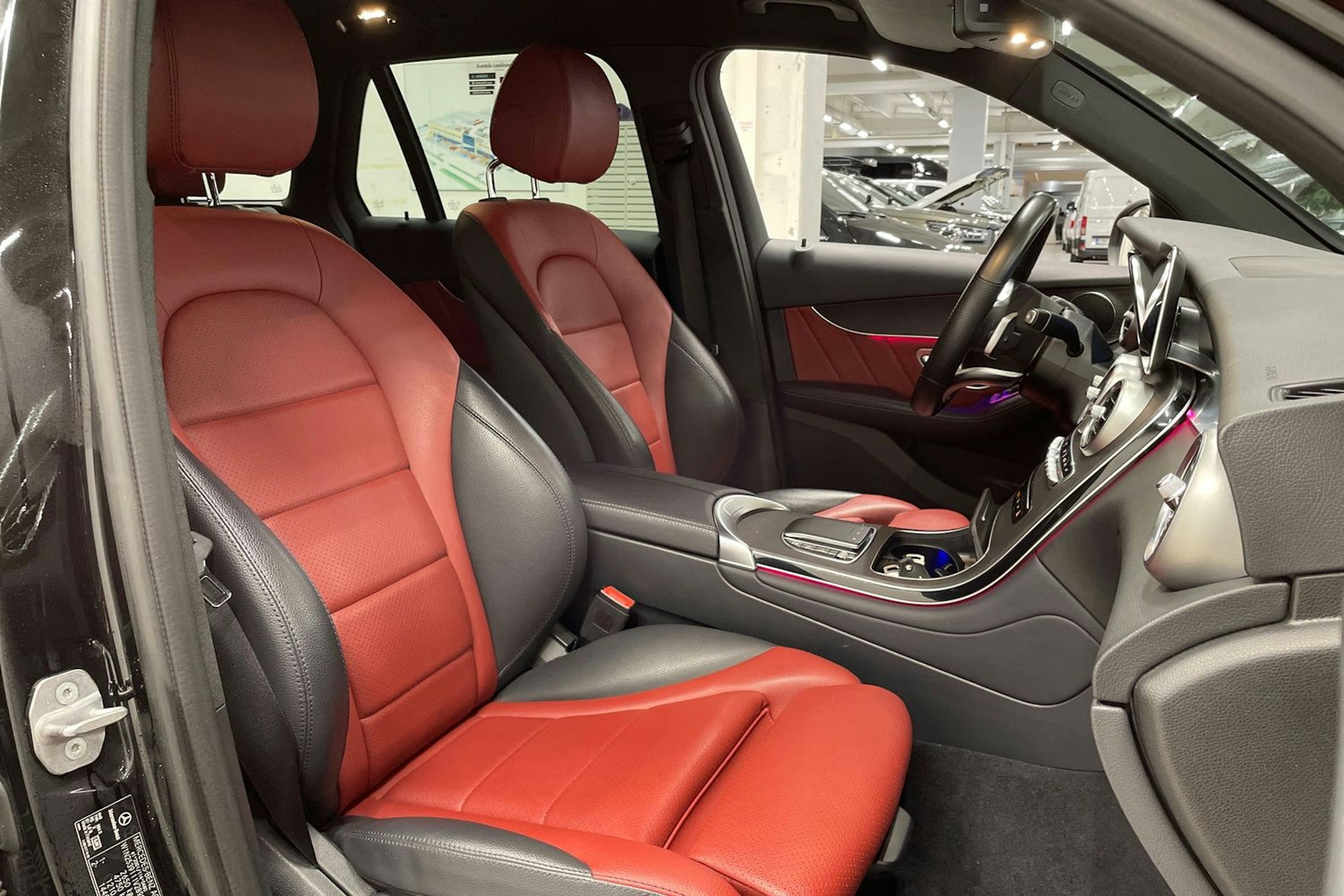 Musta Mercedes-Benz GLC 2021 kuva 33.