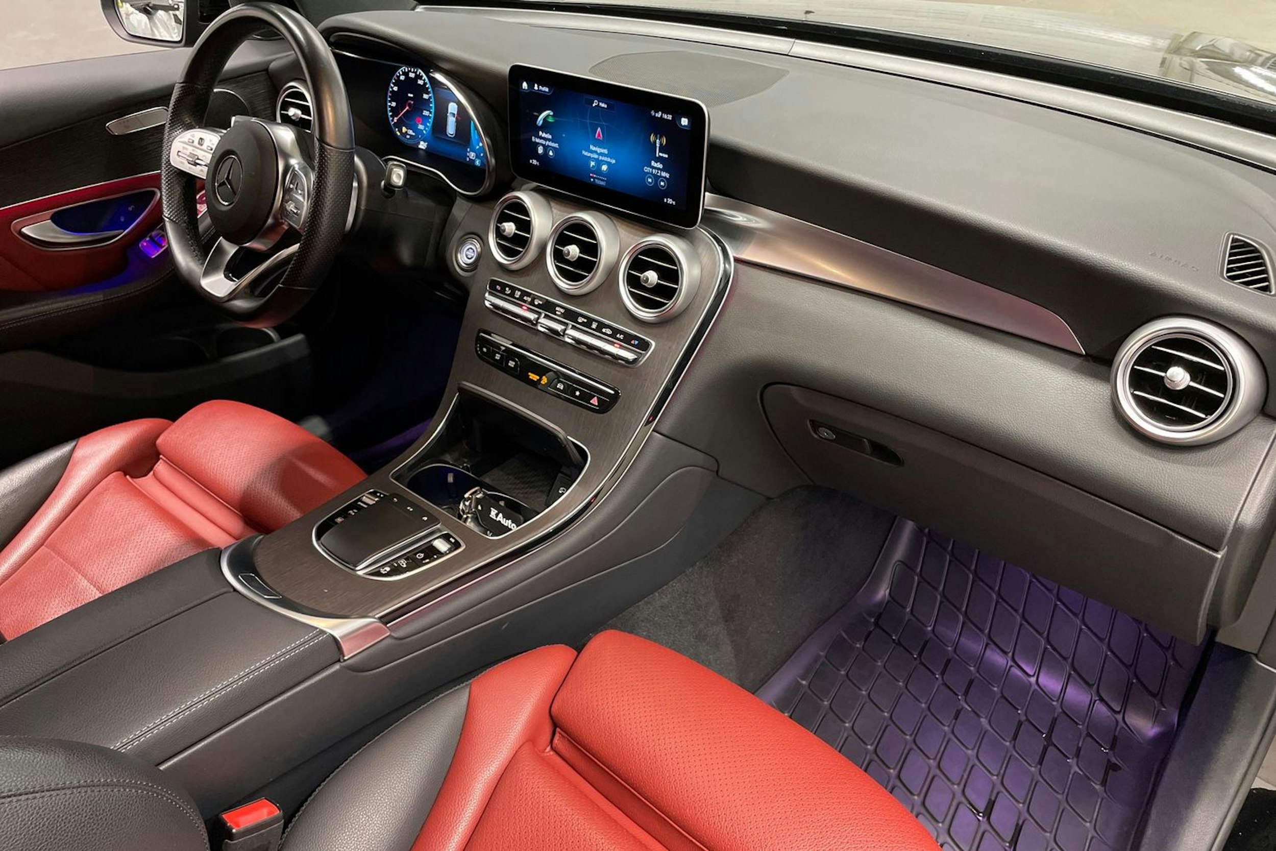 Musta Mercedes-Benz GLC 2021 kuva 34.