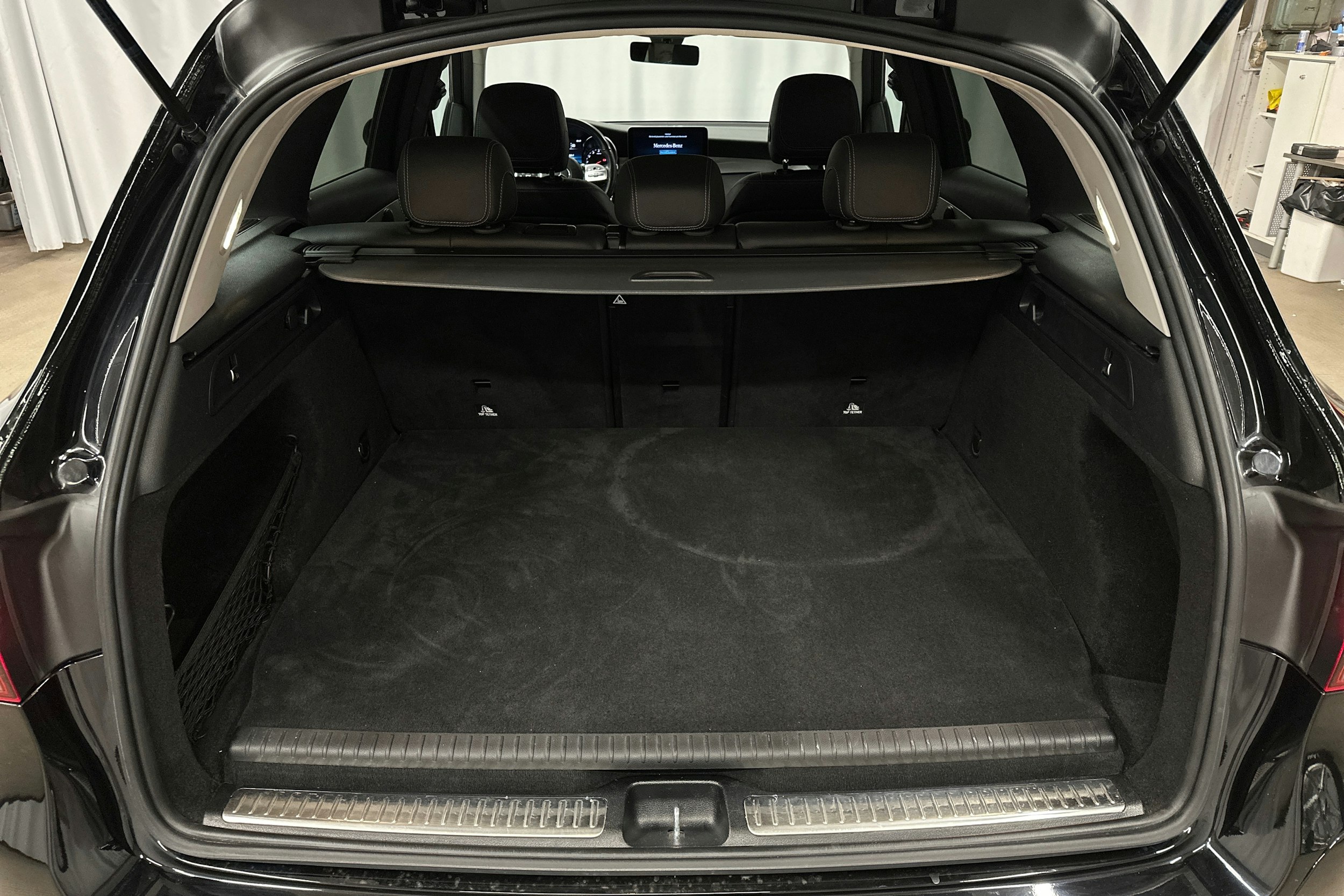 musta Mercedes-Benz GLC 2021 kuva 14.