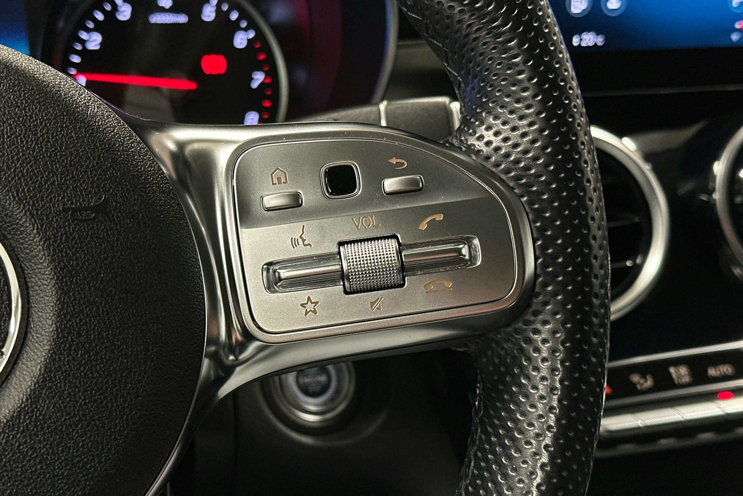 musta Mercedes-Benz GLC 2021 kuva 20.