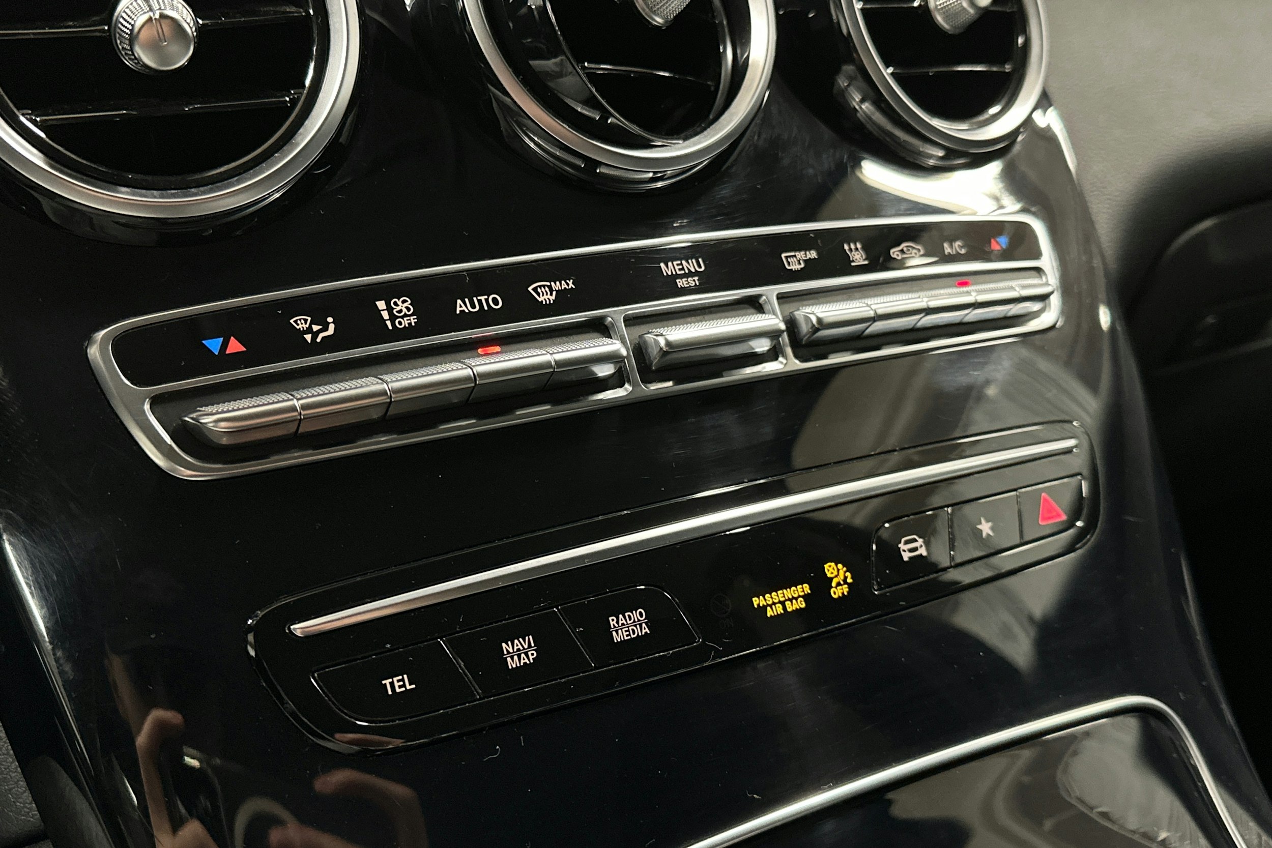 musta Mercedes-Benz GLC 2021 kuva 28.