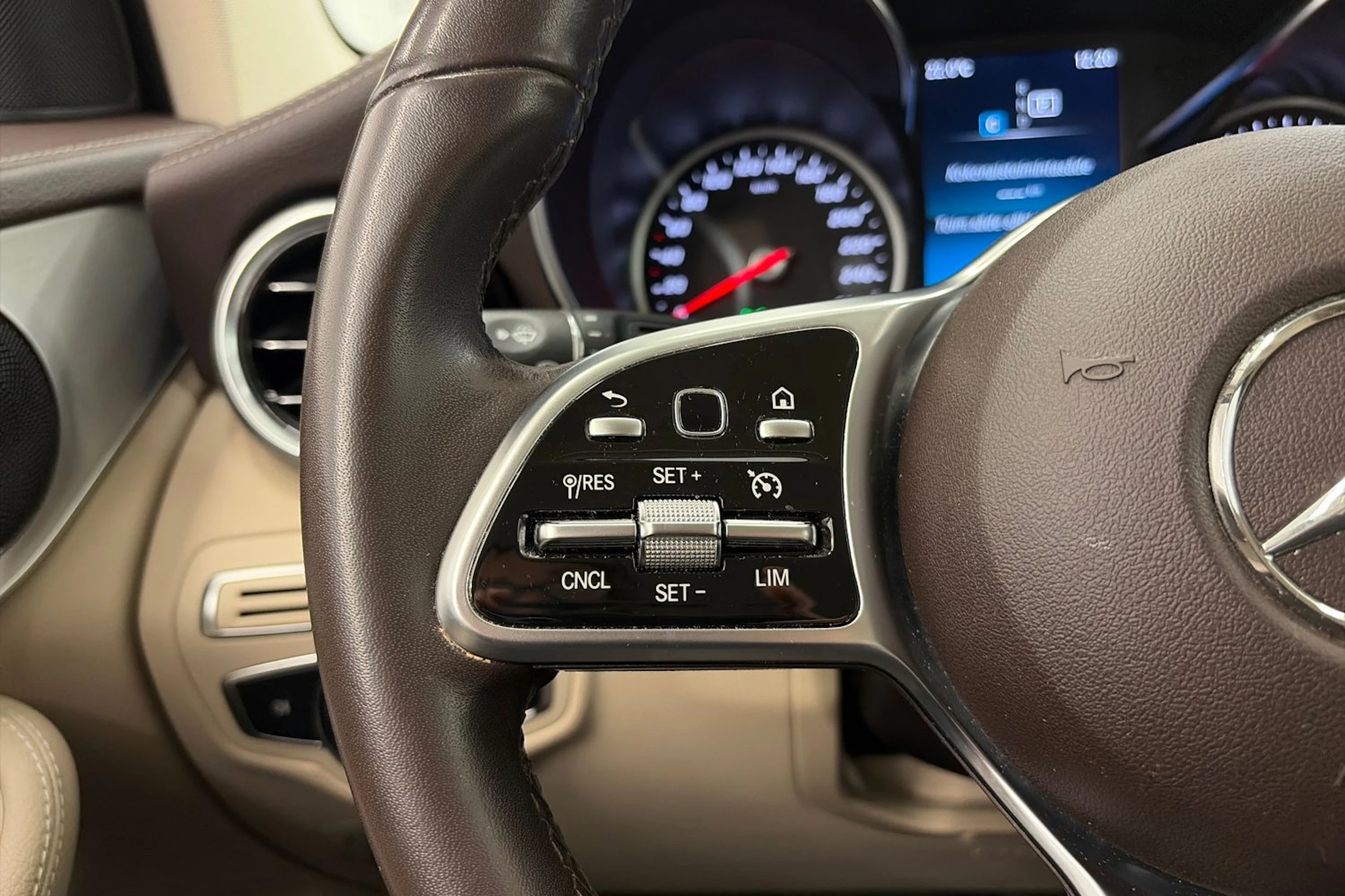 Musta Mercedes-Benz GLC 2021 kuva 17.