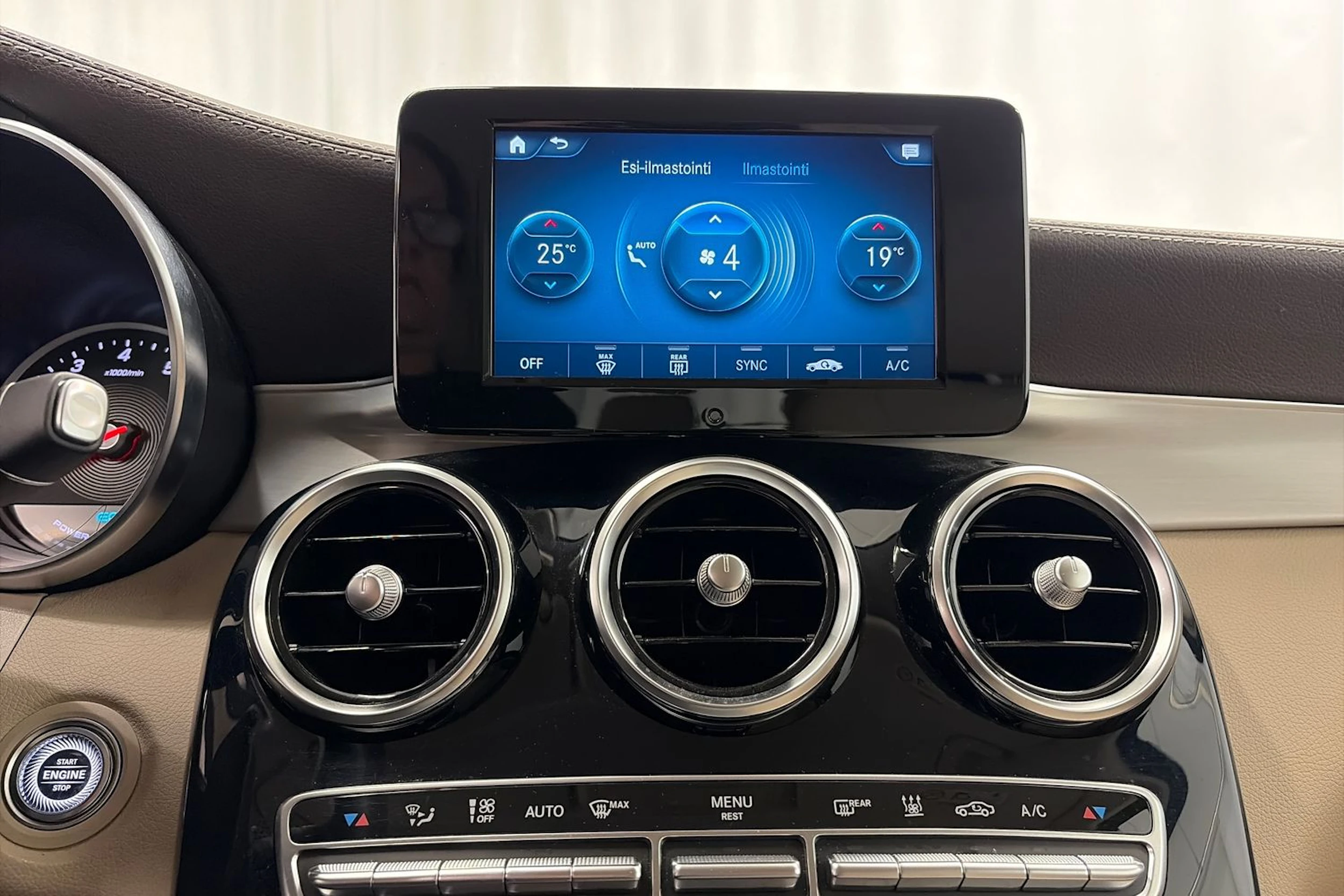 Musta Mercedes-Benz GLC 2021 kuva 22.