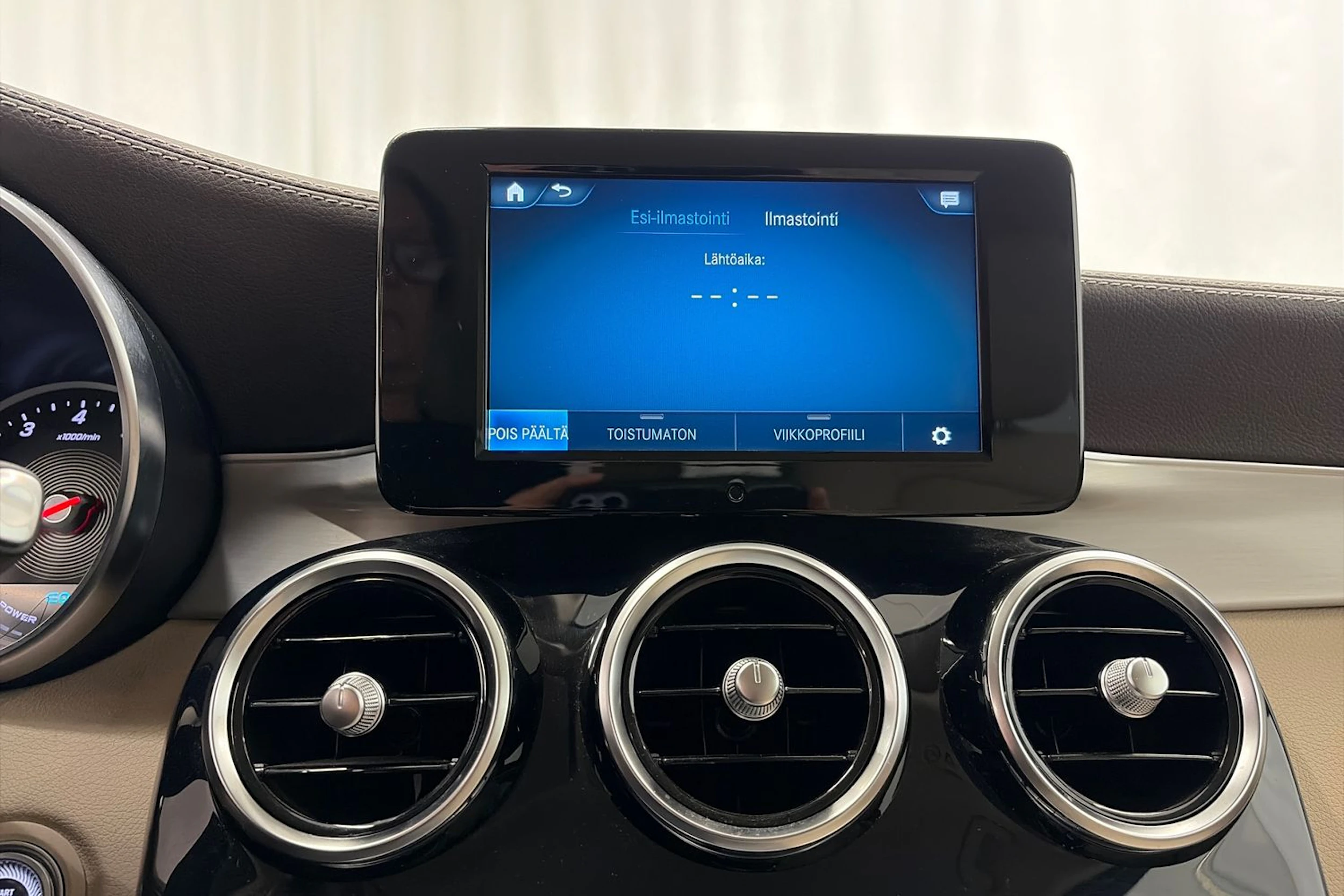 Musta Mercedes-Benz GLC 2021 kuva 23.