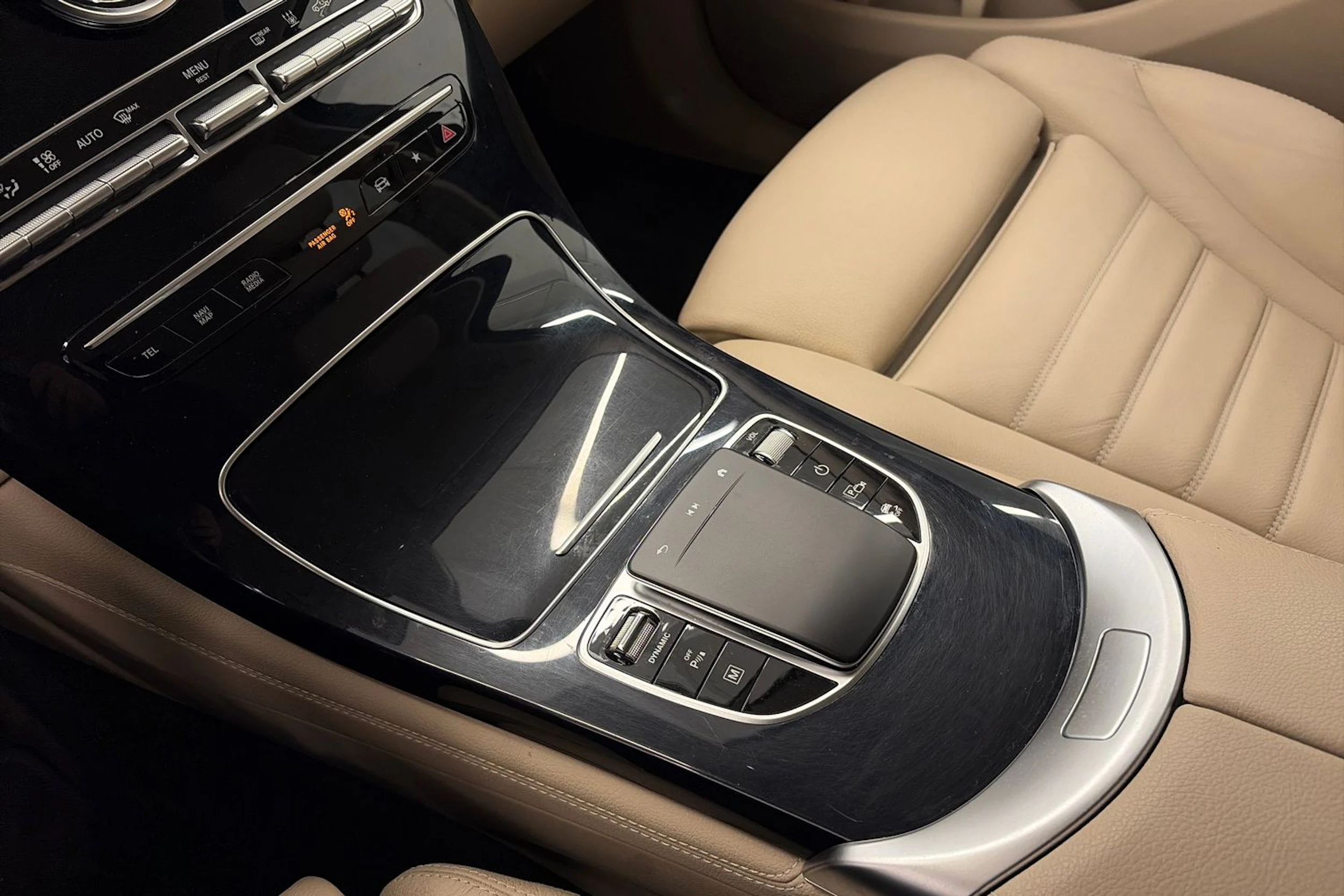 Musta Mercedes-Benz GLC 2021 kuva 24.