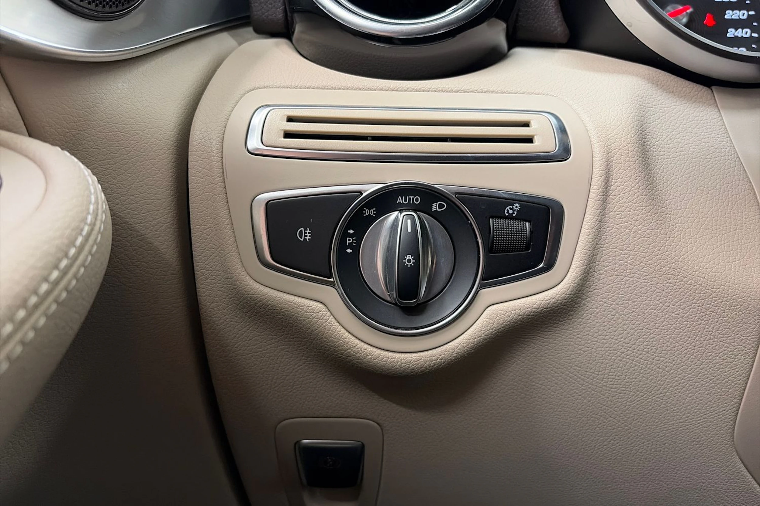 Musta Mercedes-Benz GLC 2021 kuva 26.