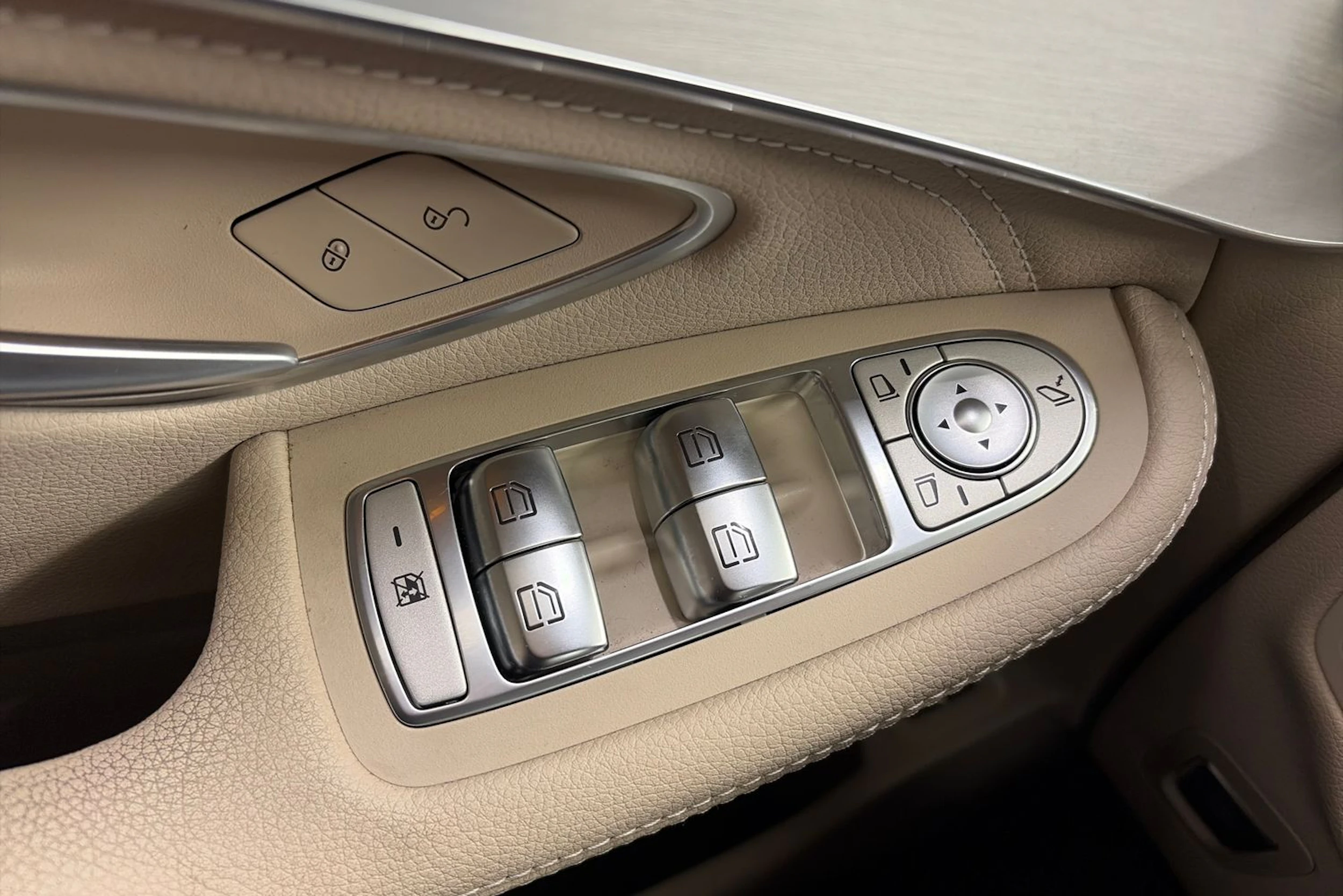 Musta Mercedes-Benz GLC 2021 kuva 27.