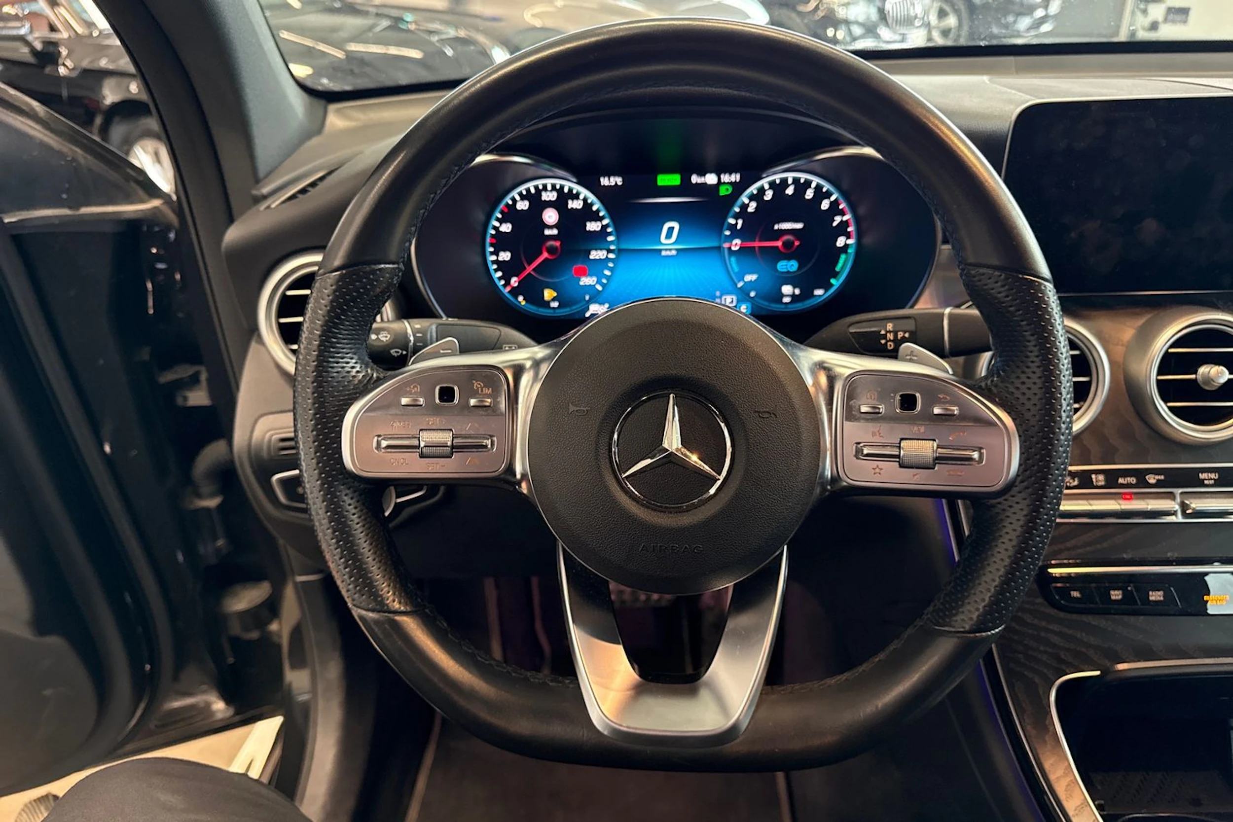 harmaa Mercedes-Benz GLC 2021 kuva 22.