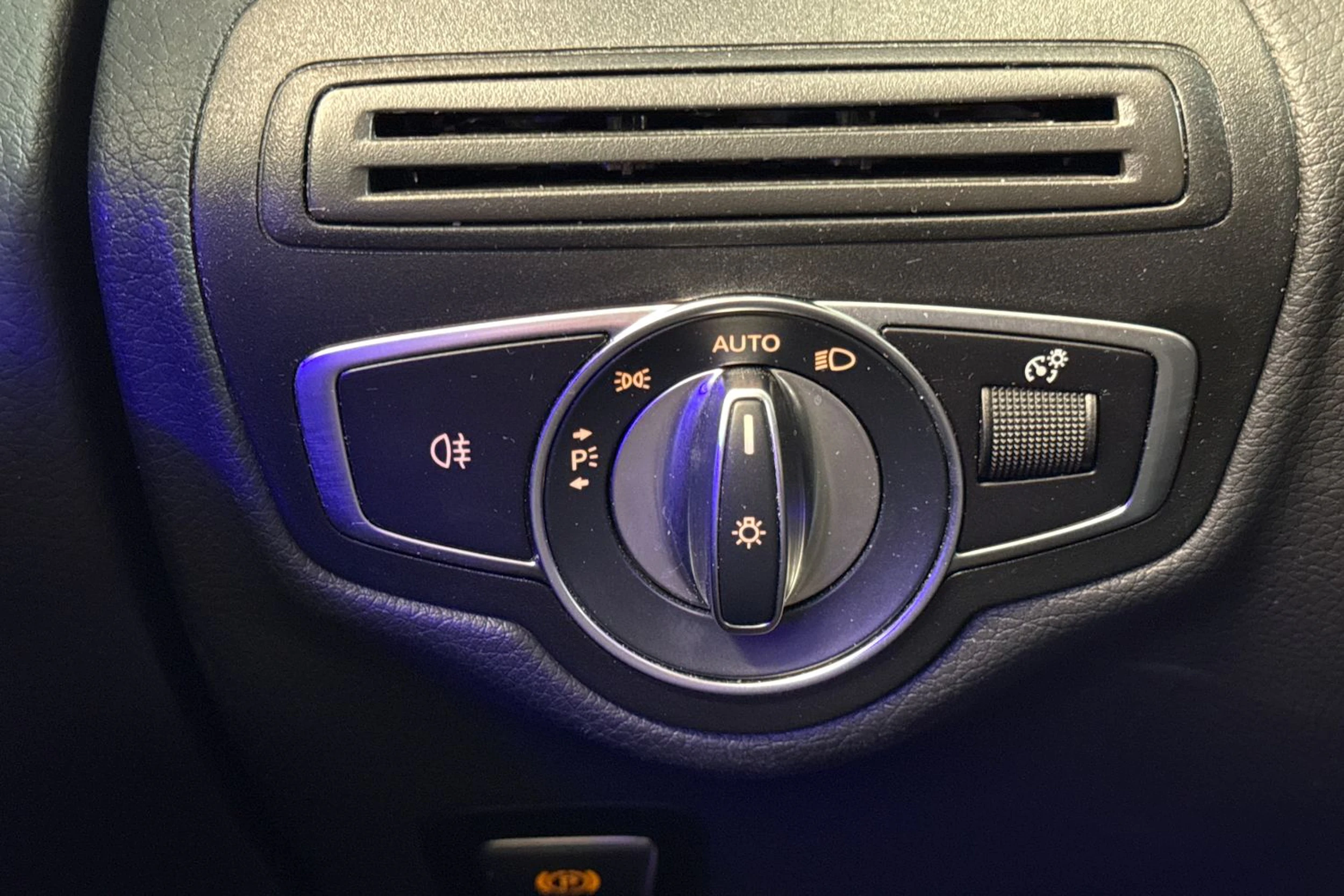harmaa Mercedes-Benz GLC 2021 kuva 25.