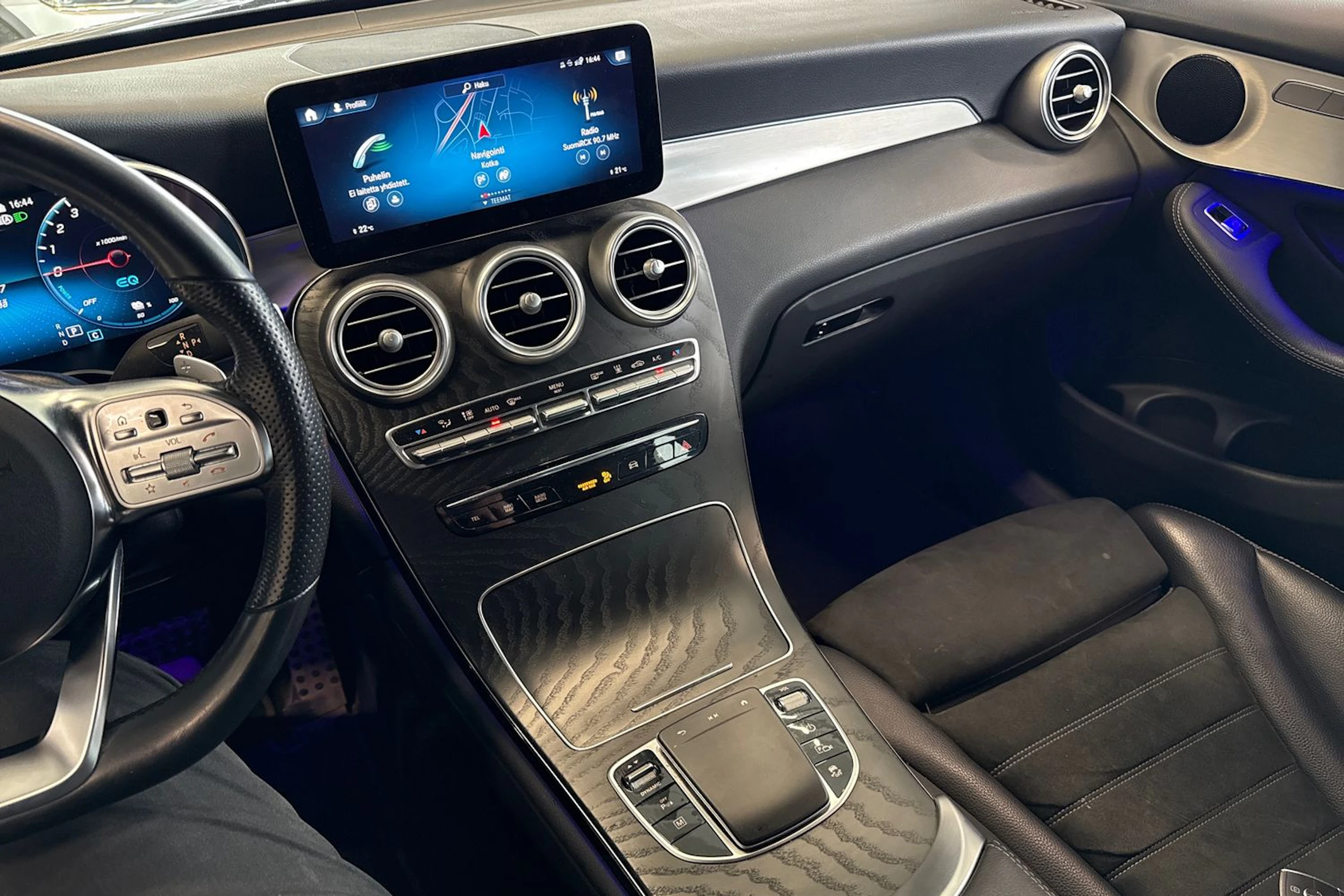 harmaa Mercedes-Benz GLC 2021 kuva 38.