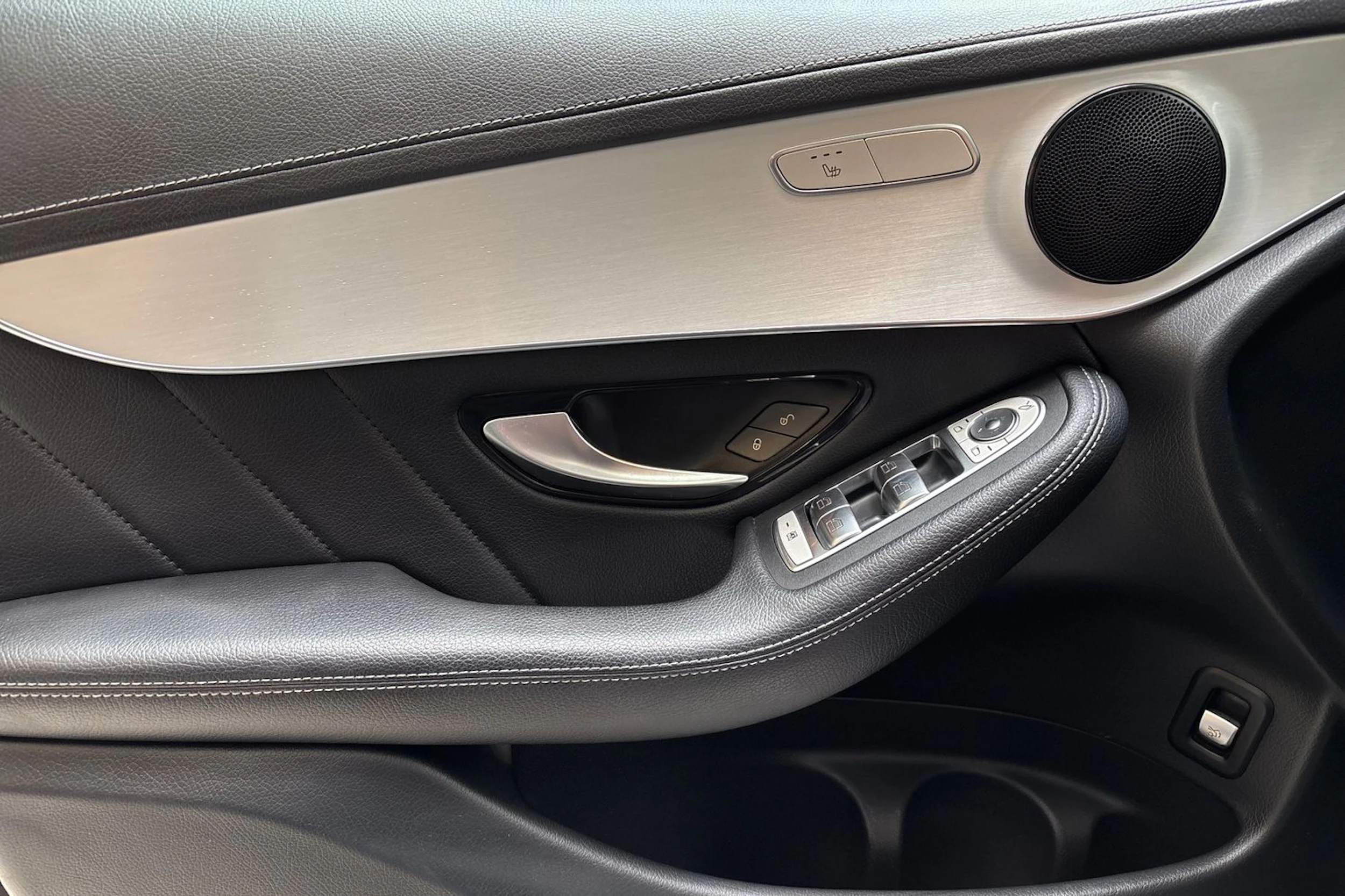 harmaa Mercedes-Benz GLC 2021 kuva 18.