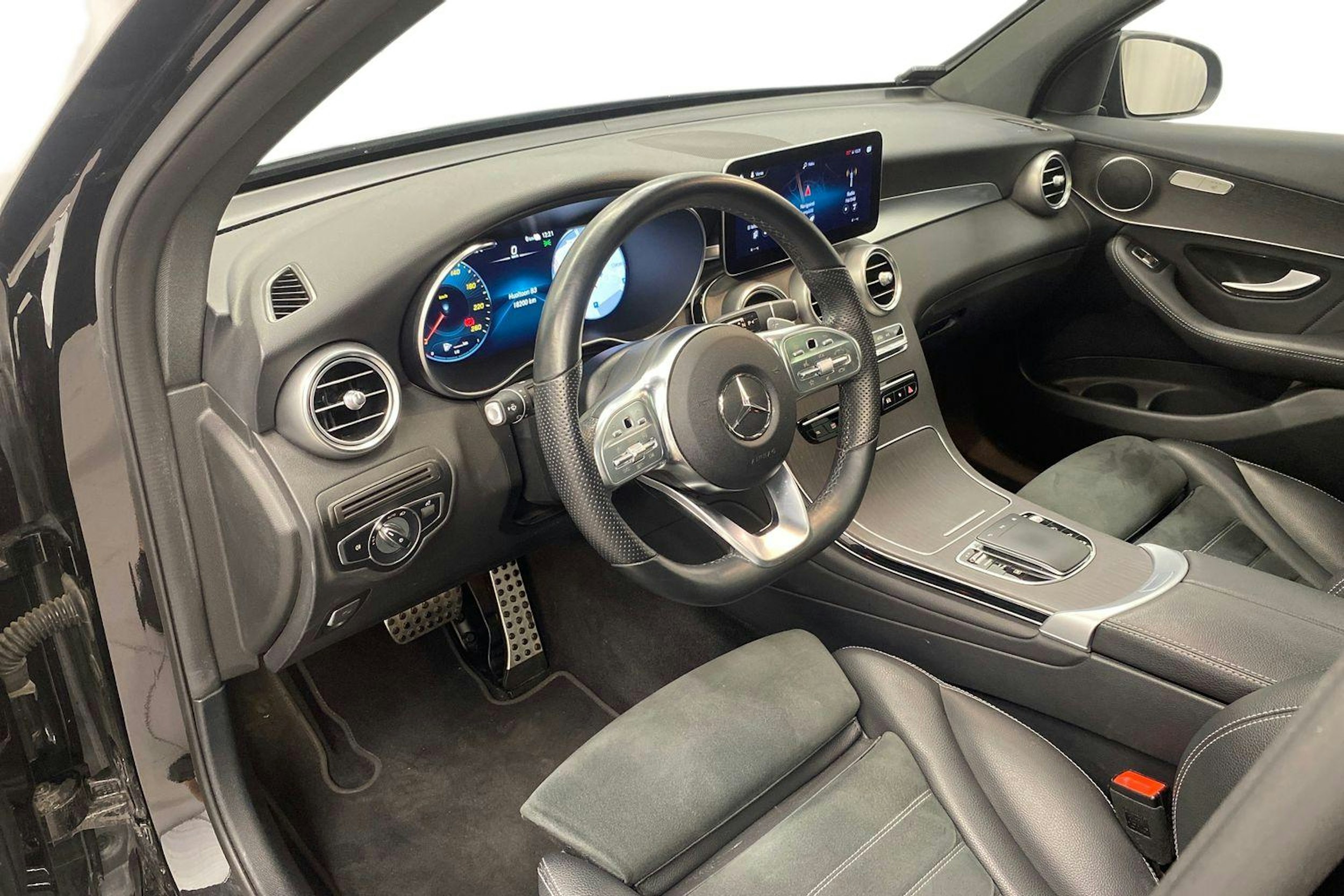 musta Mercedes-Benz GLC 2022 kuva 6.