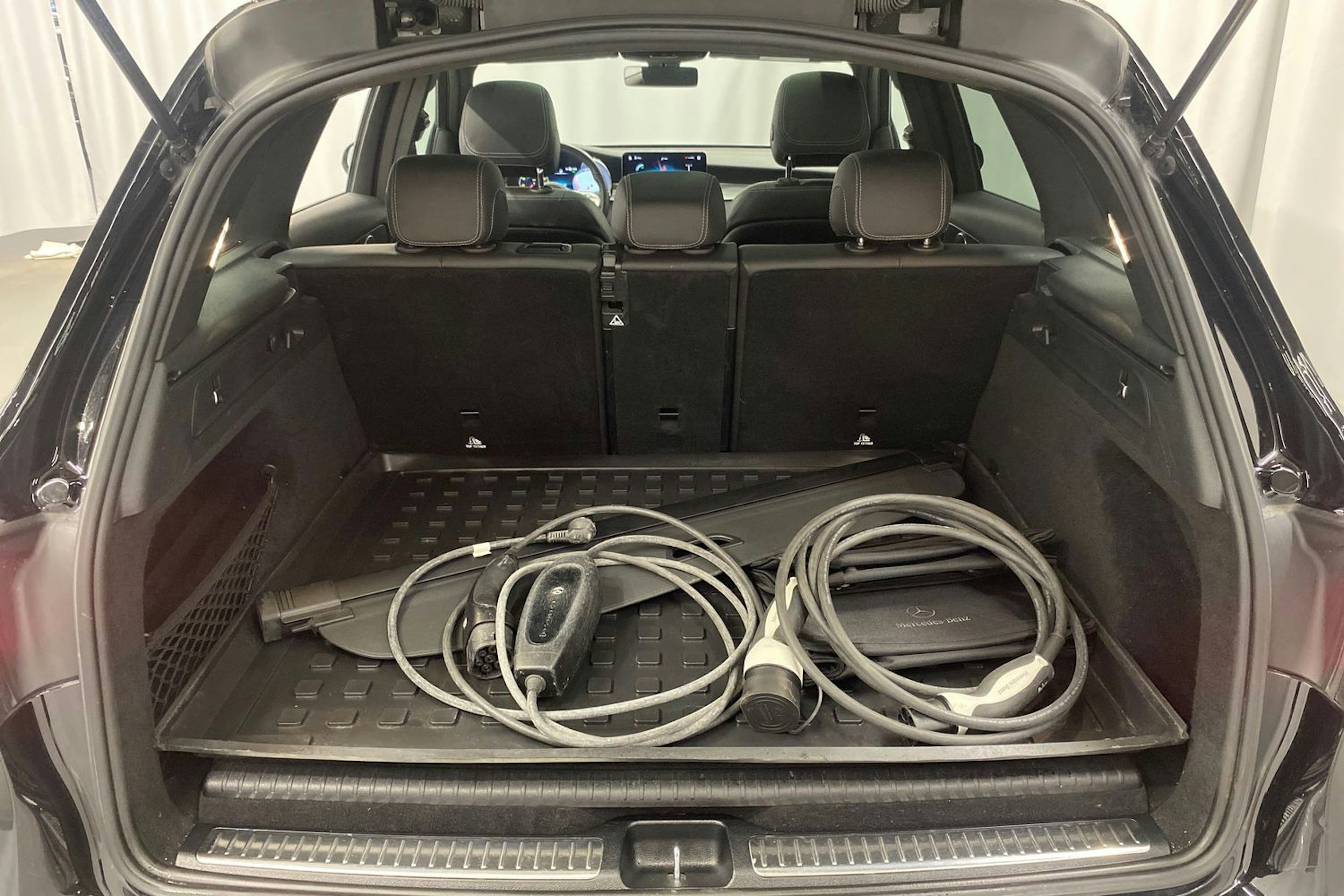 musta Mercedes-Benz GLC 2022 kuva 11.