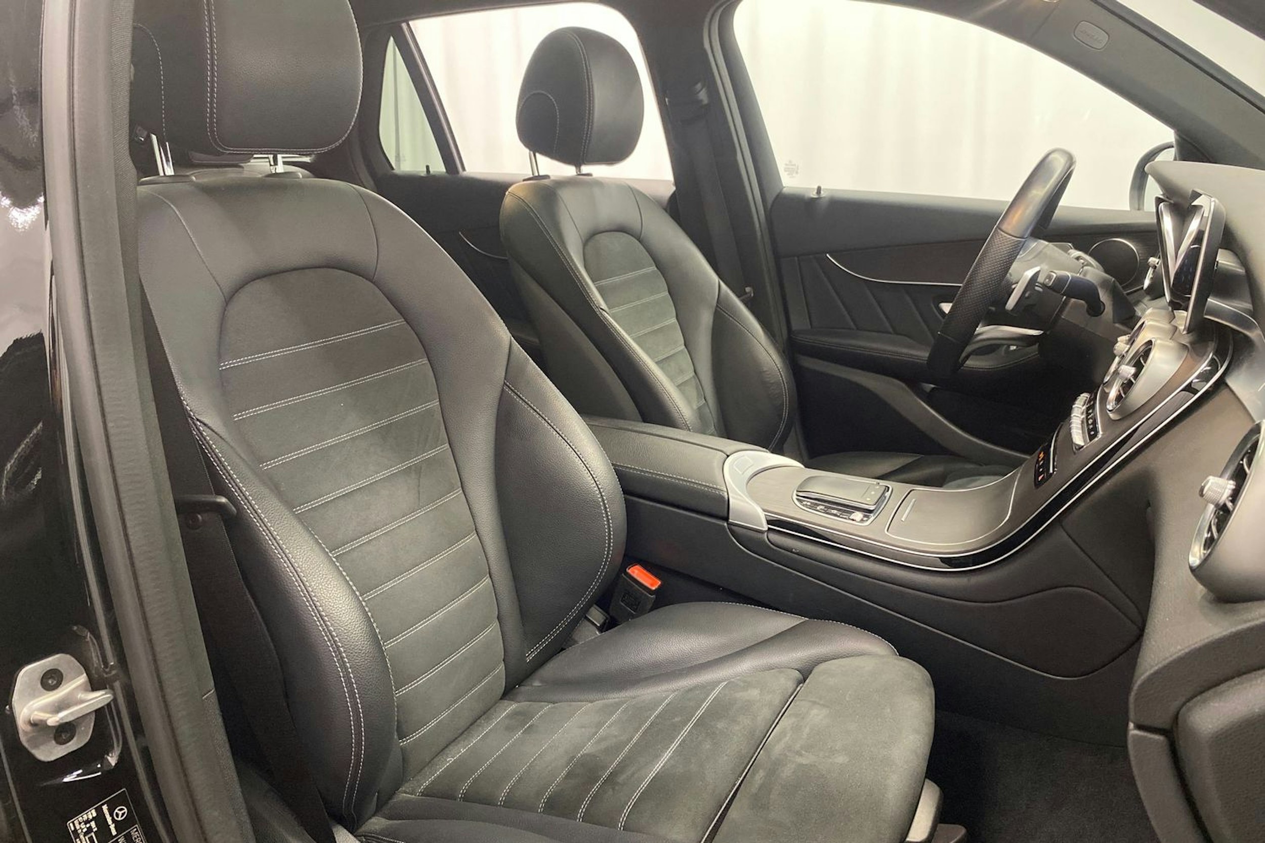 musta Mercedes-Benz GLC 2022 kuva 13.