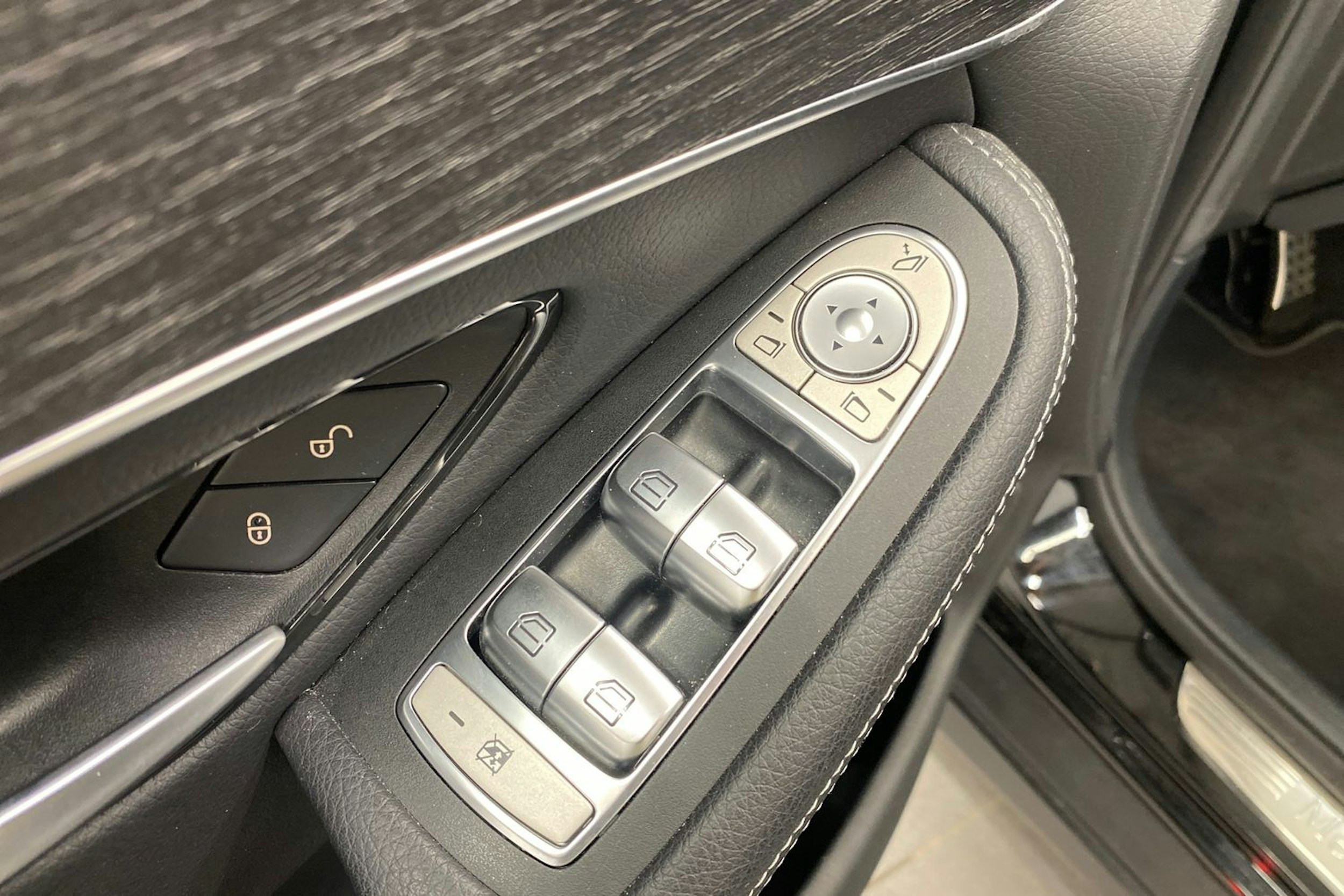musta Mercedes-Benz GLC 2022 kuva 14.