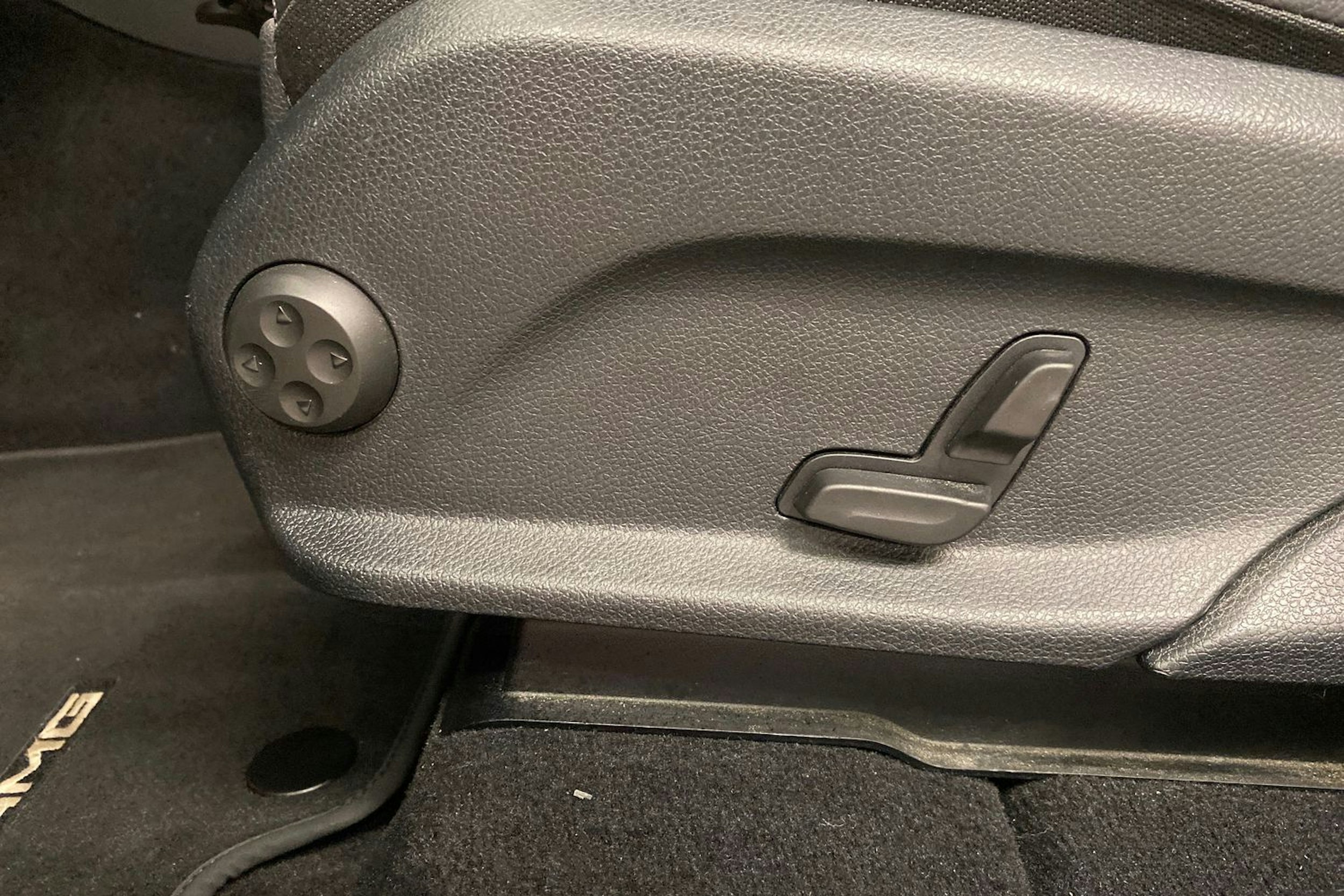 musta Mercedes-Benz GLC 2022 kuva 16.