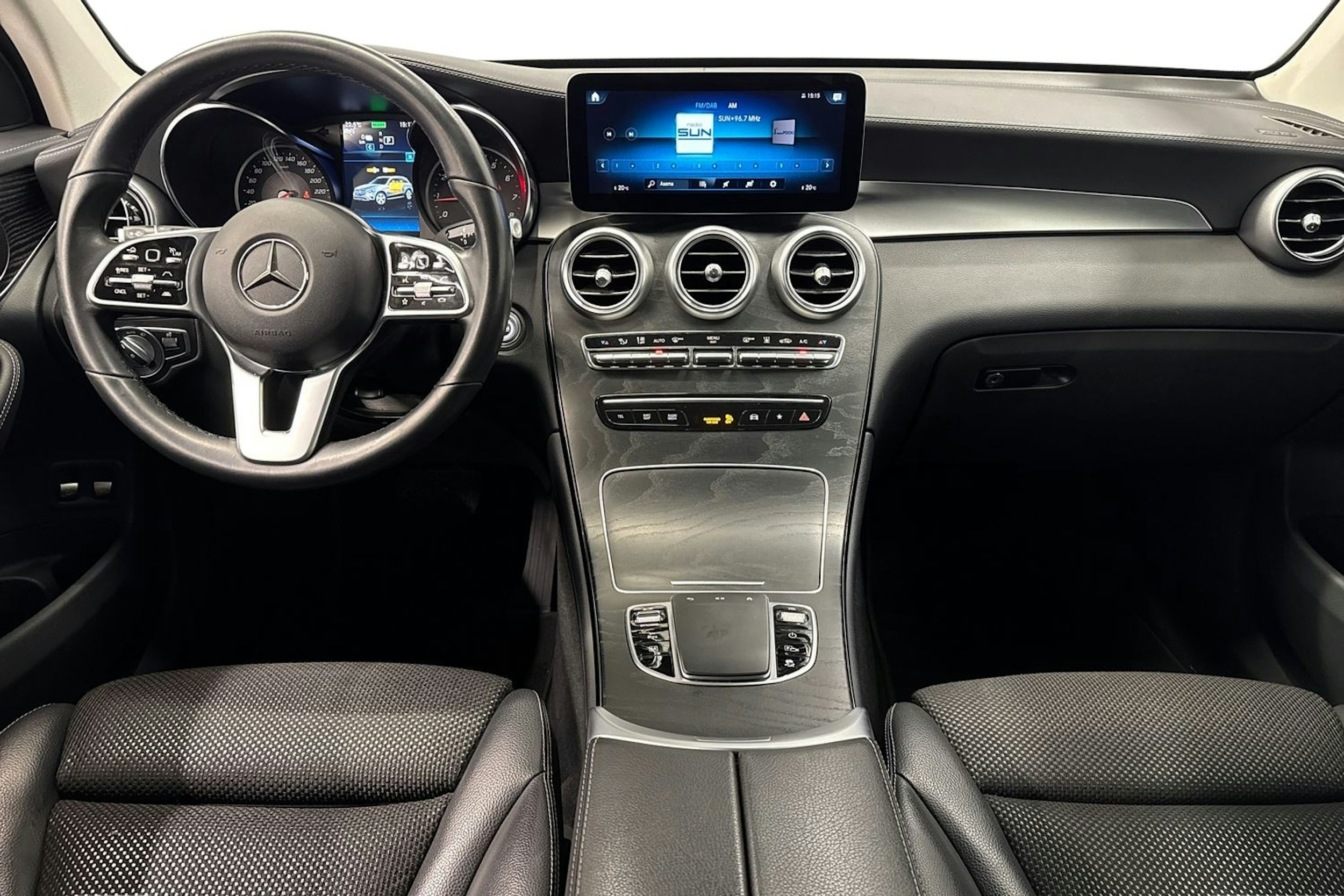 musta Mercedes-Benz GLC 2022 kuva 9.