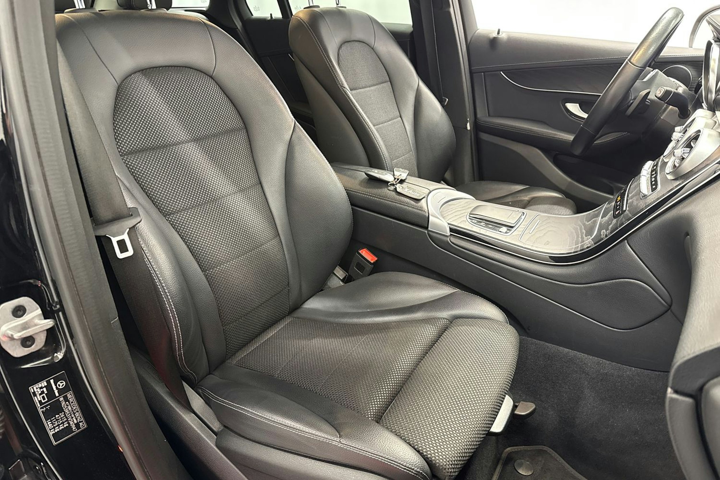 musta Mercedes-Benz GLC 2022 kuva 14.