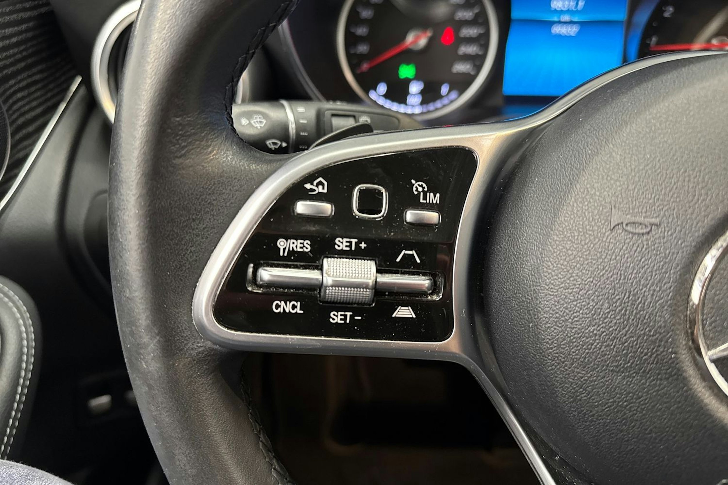 musta Mercedes-Benz GLC 2022 kuva 18.