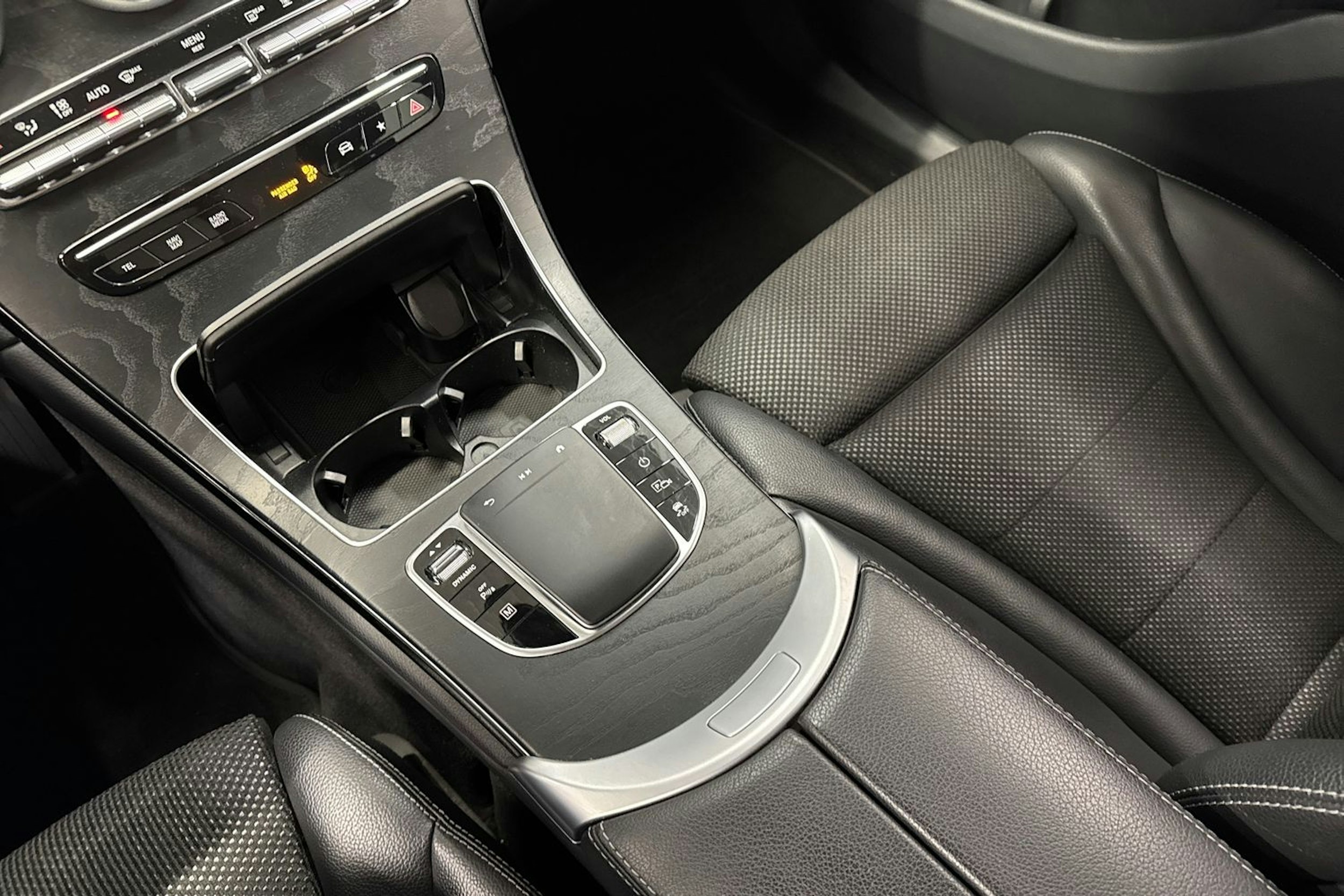 musta Mercedes-Benz GLC 2022 kuva 23.