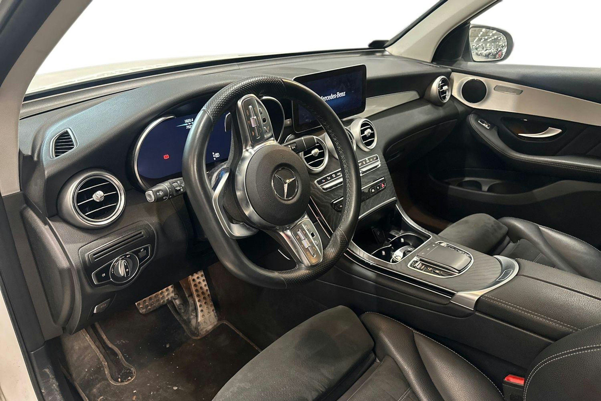 Valkoinen Mercedes-Benz GLC 2022 kuva 3.