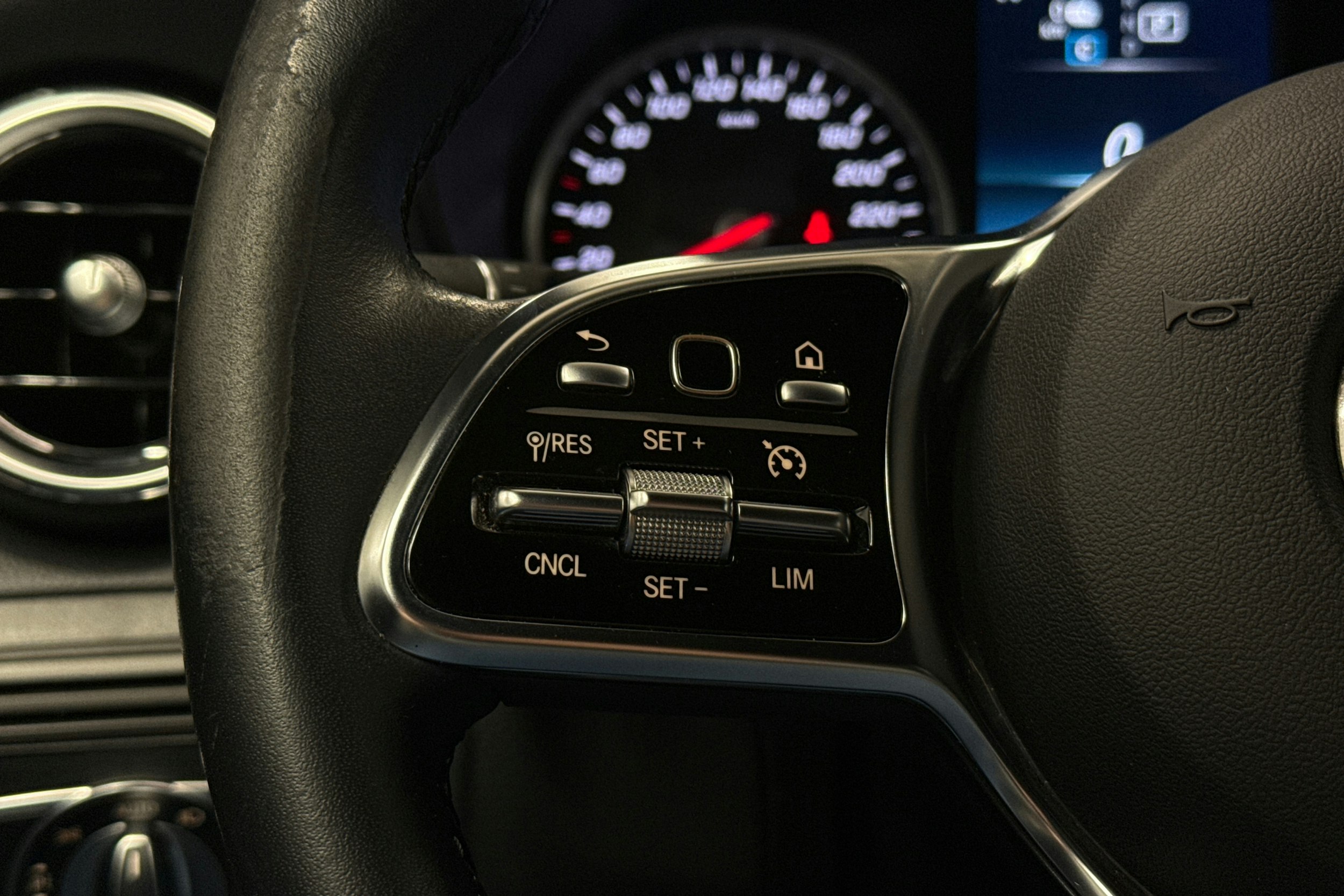 musta Mercedes-Benz GLC 2023 kuva 16.