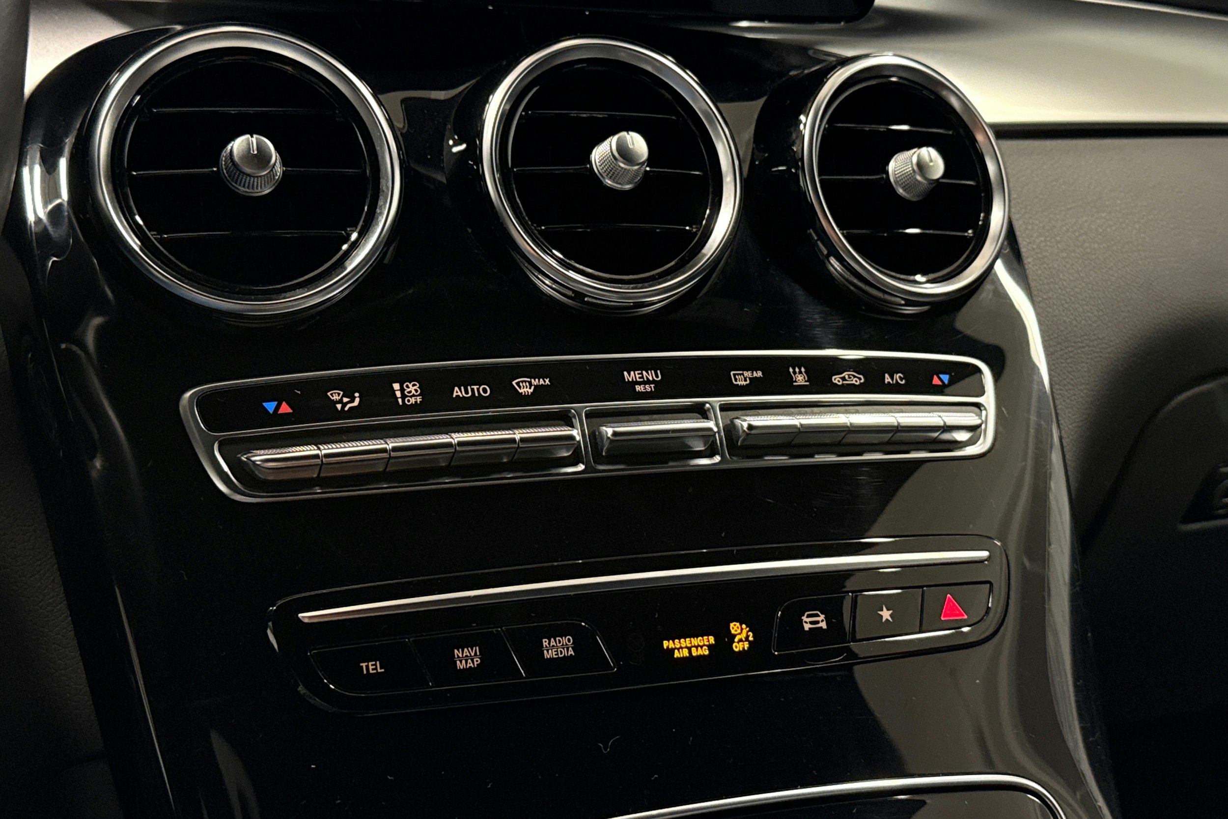 musta Mercedes-Benz GLC 2023 kuva 21.