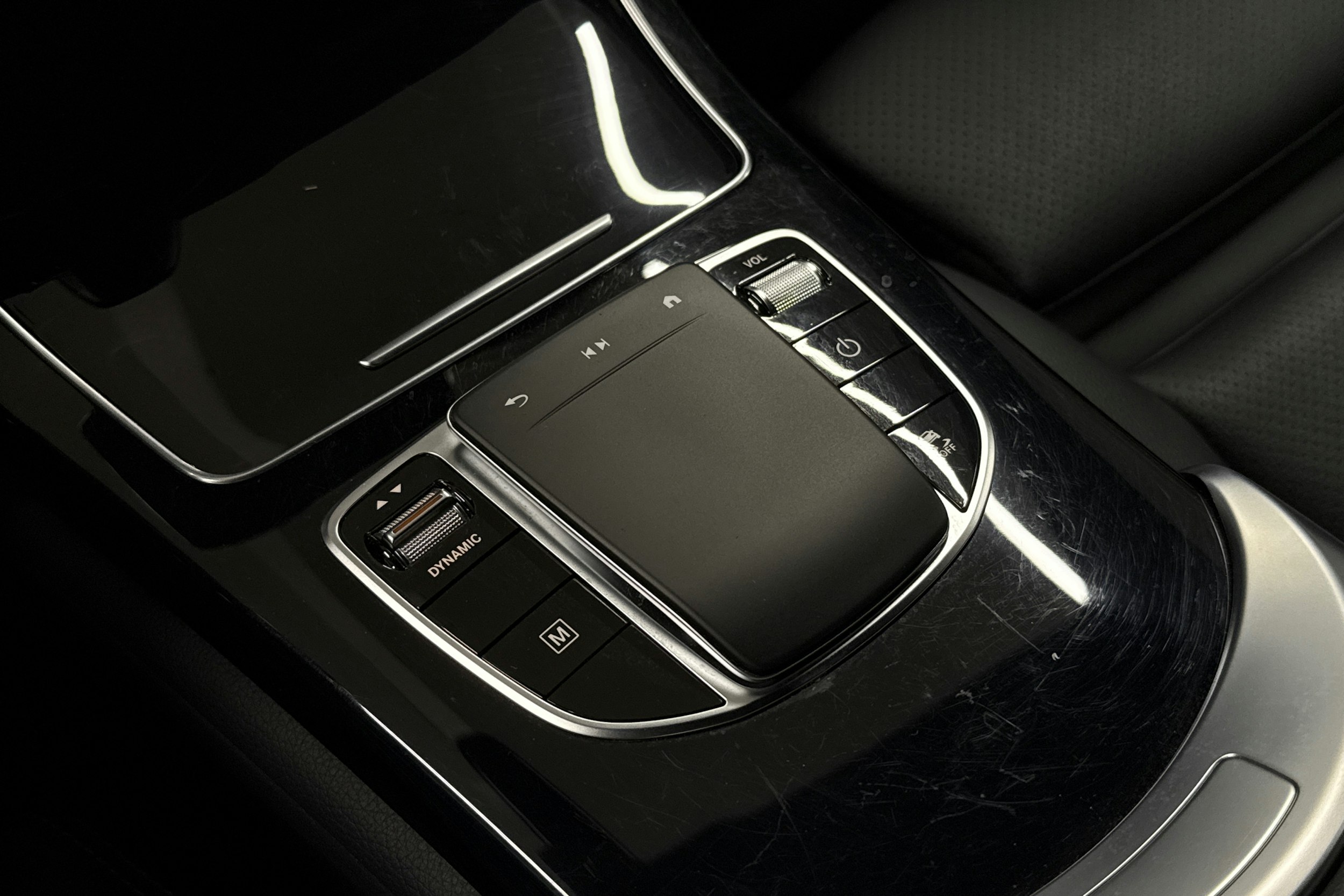 musta Mercedes-Benz GLC 2023 kuva 22.