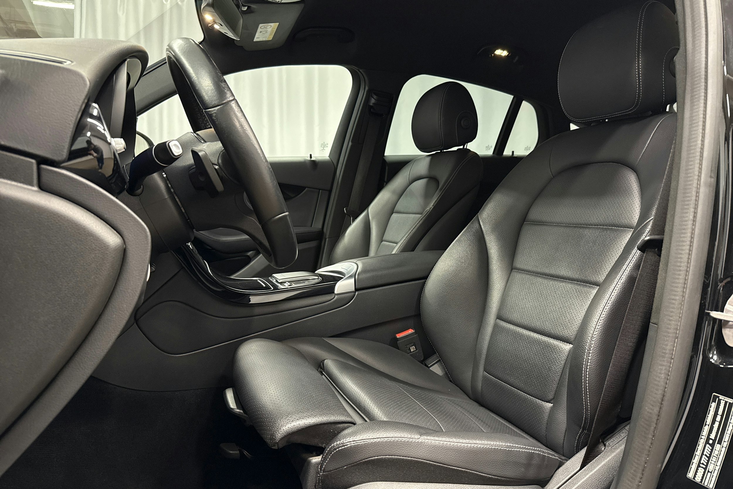 musta Mercedes-Benz GLC 2023 kuva 23.