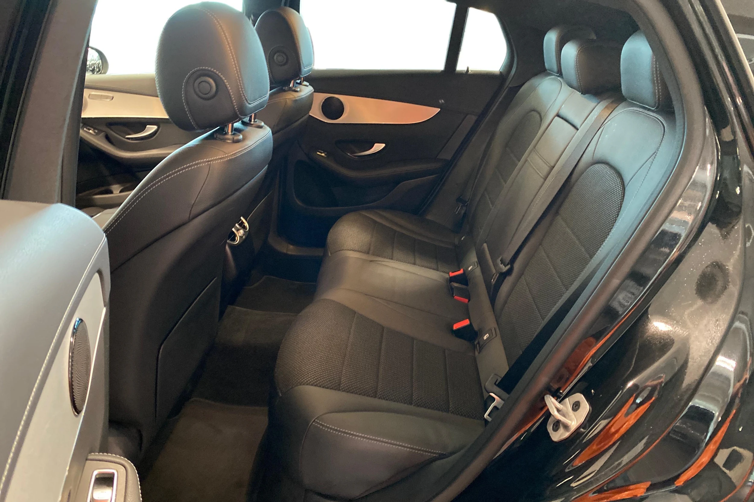 musta Mercedes-Benz GLC 2022 kuva 11.