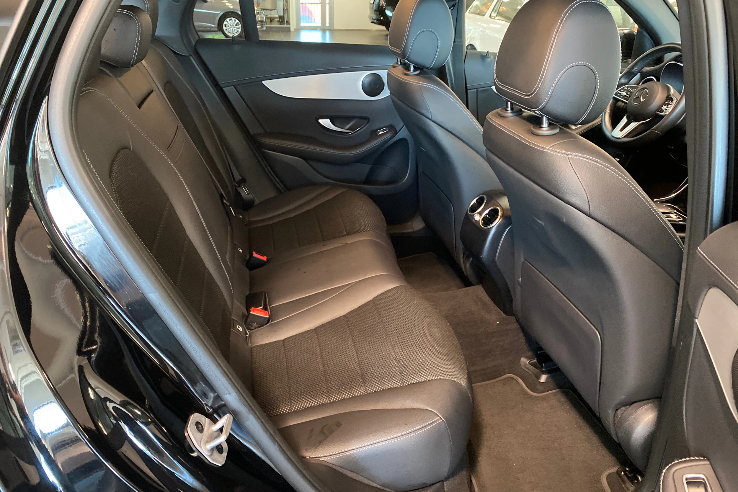musta Mercedes-Benz GLC 2022 kuva 17.