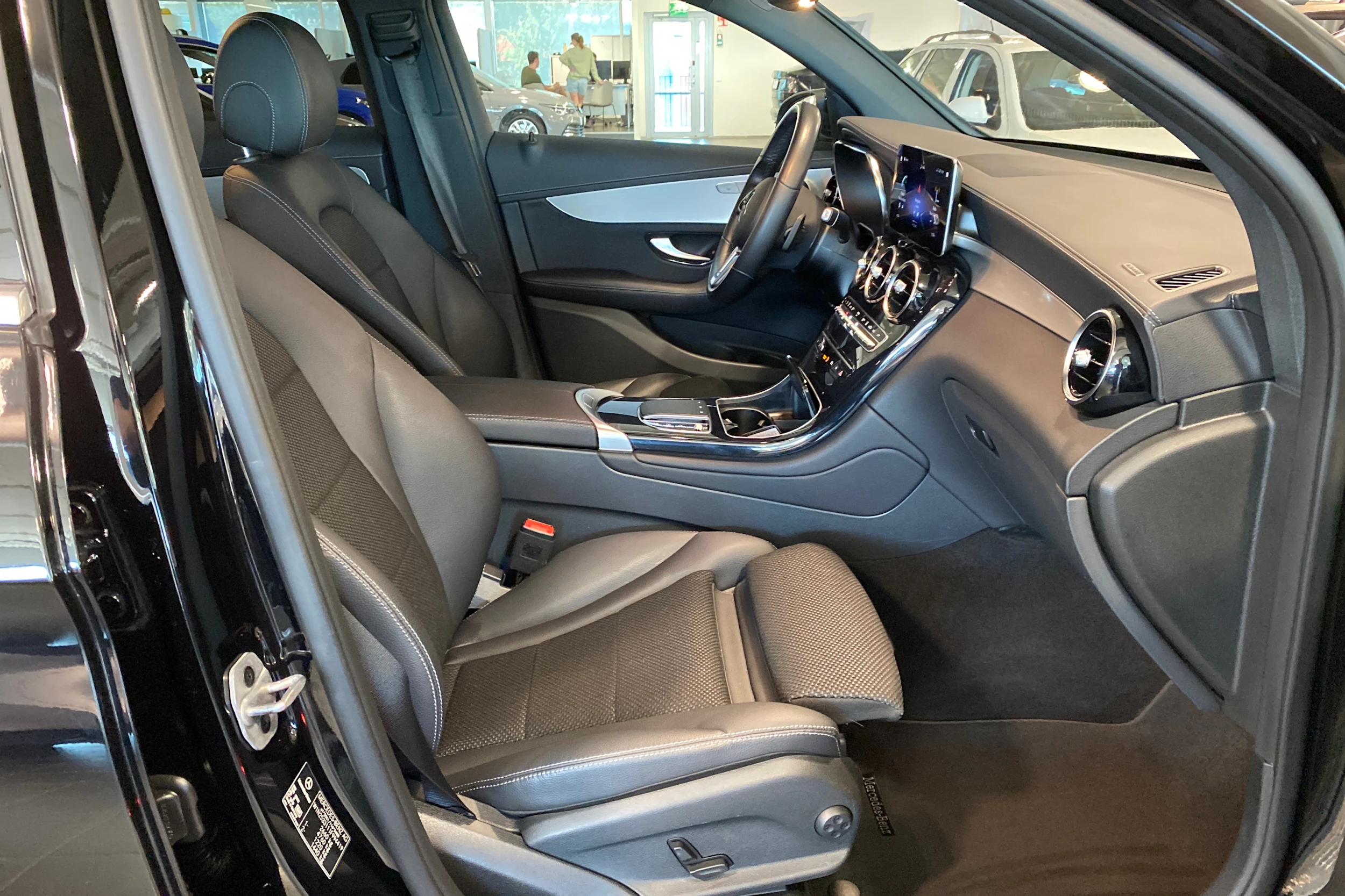 musta Mercedes-Benz GLC 2022 kuva 18.