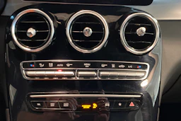 musta Mercedes-Benz GLC 2022 kuva 26.