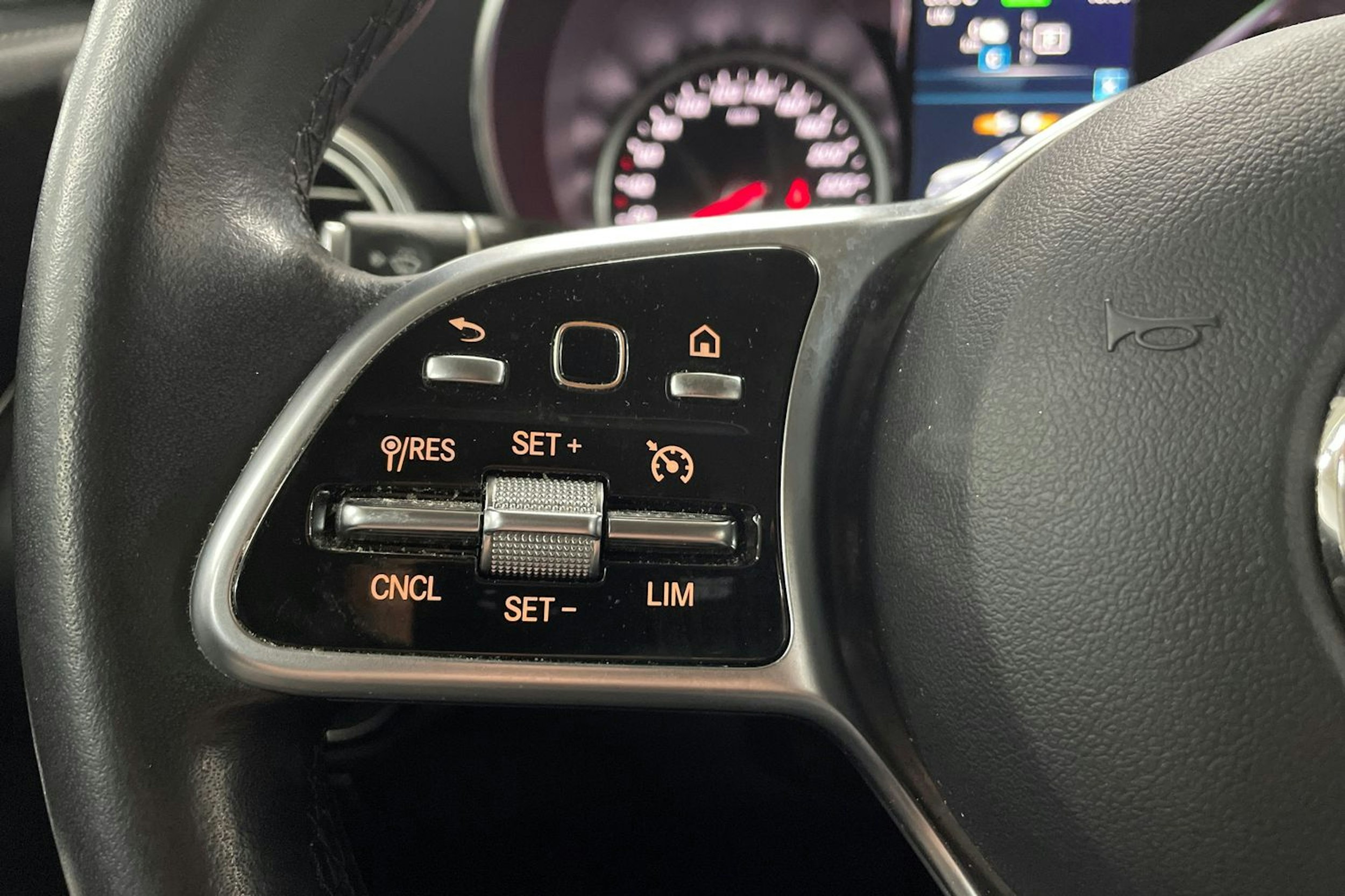 harmaa Mercedes-Benz GLC 2022 kuva 19.