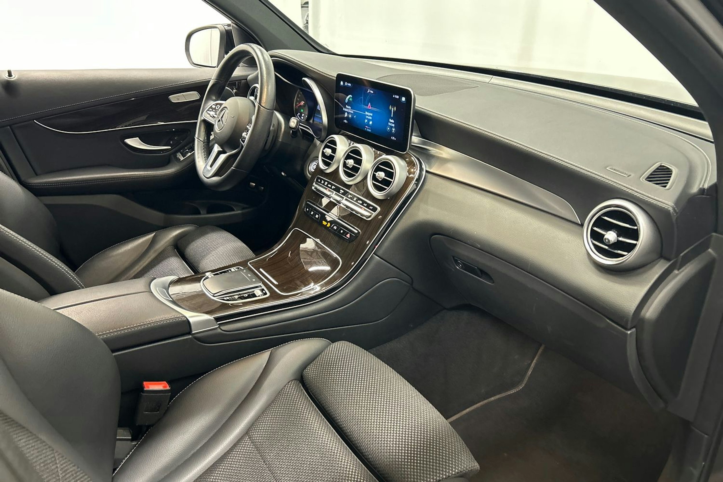 musta Mercedes-Benz GLC 2022 kuva 14.