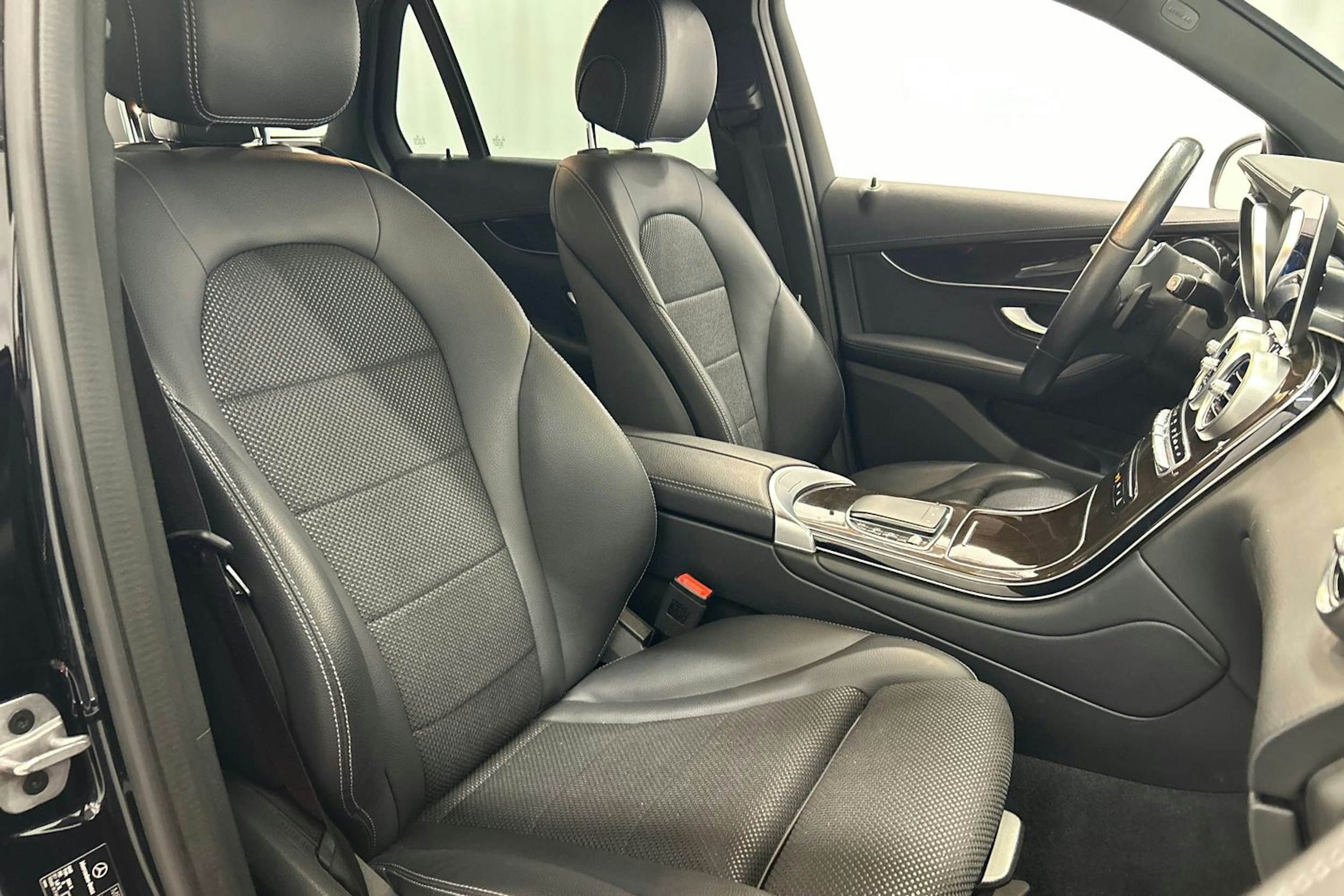 musta Mercedes-Benz GLC 2022 kuva 15.