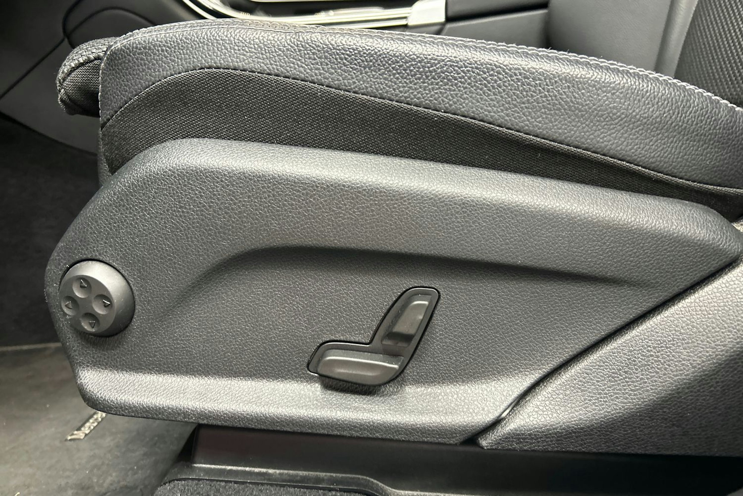 musta Mercedes-Benz GLC 2022 kuva 16.