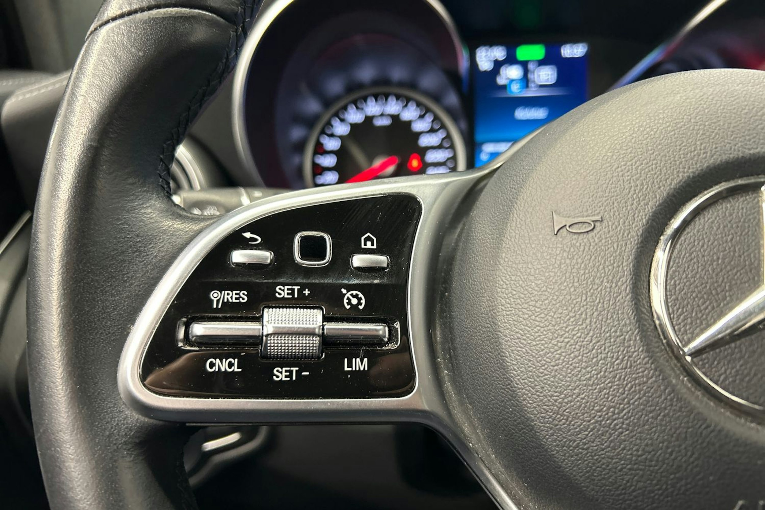 musta Mercedes-Benz GLC 2022 kuva 18.